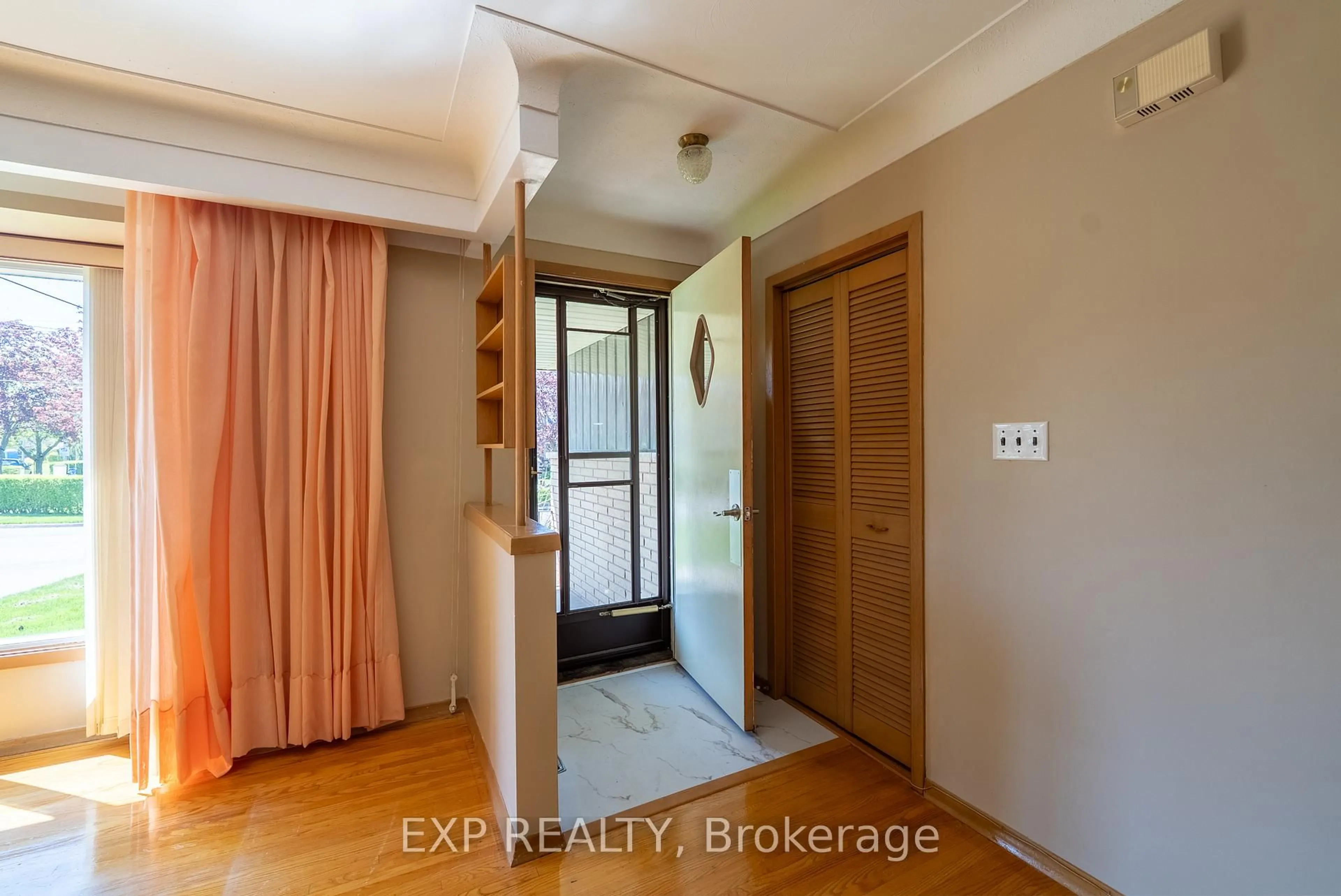 Indoor entryway for 402 Kerman Ave, Grimsby Ontario L3M 3X1