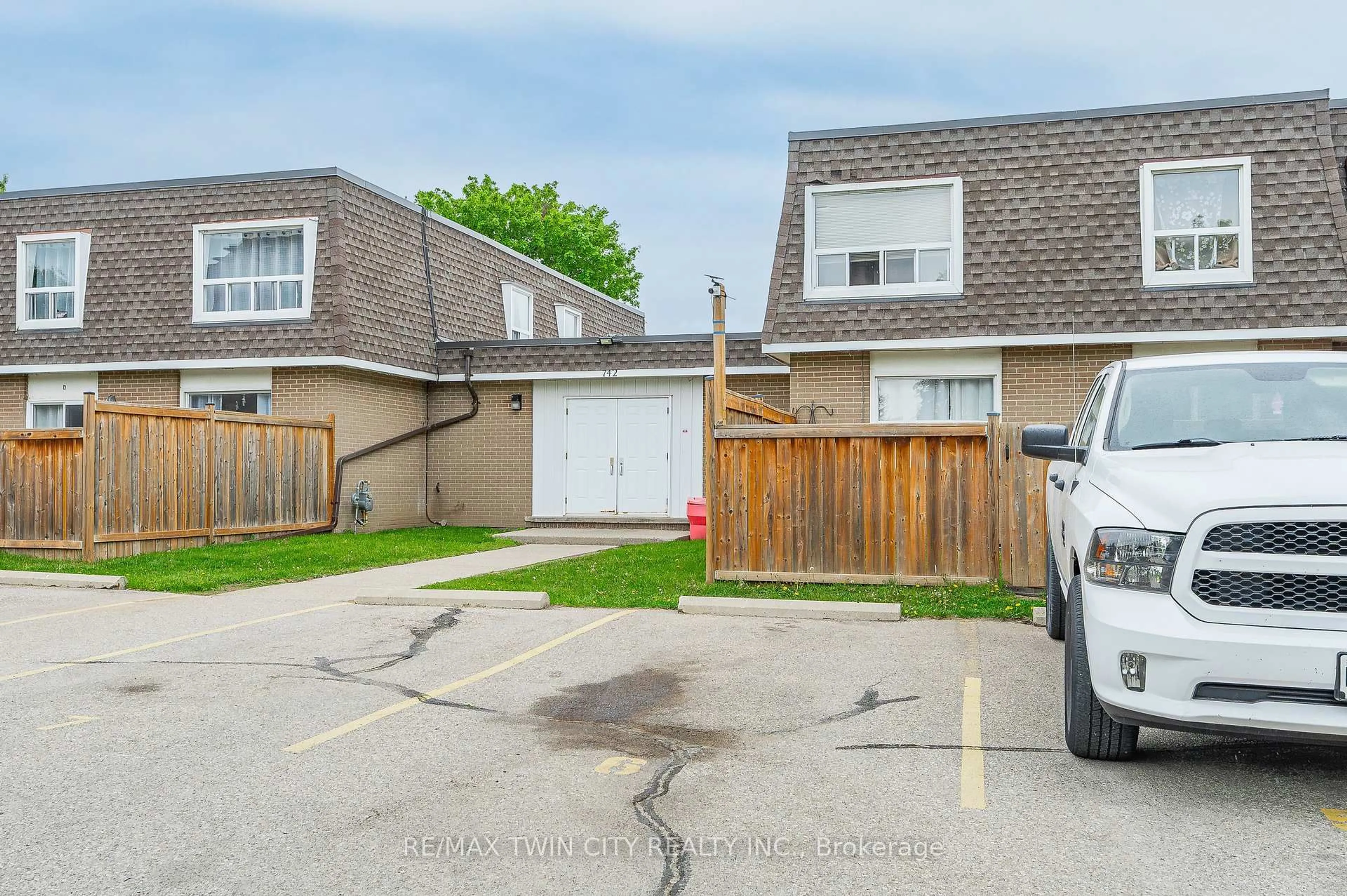 A pic from outside/outdoor area/front of a property/back of a property/a pic from drone, street for 742 Walter St #10, Cambridge Ontario N3H 4P3