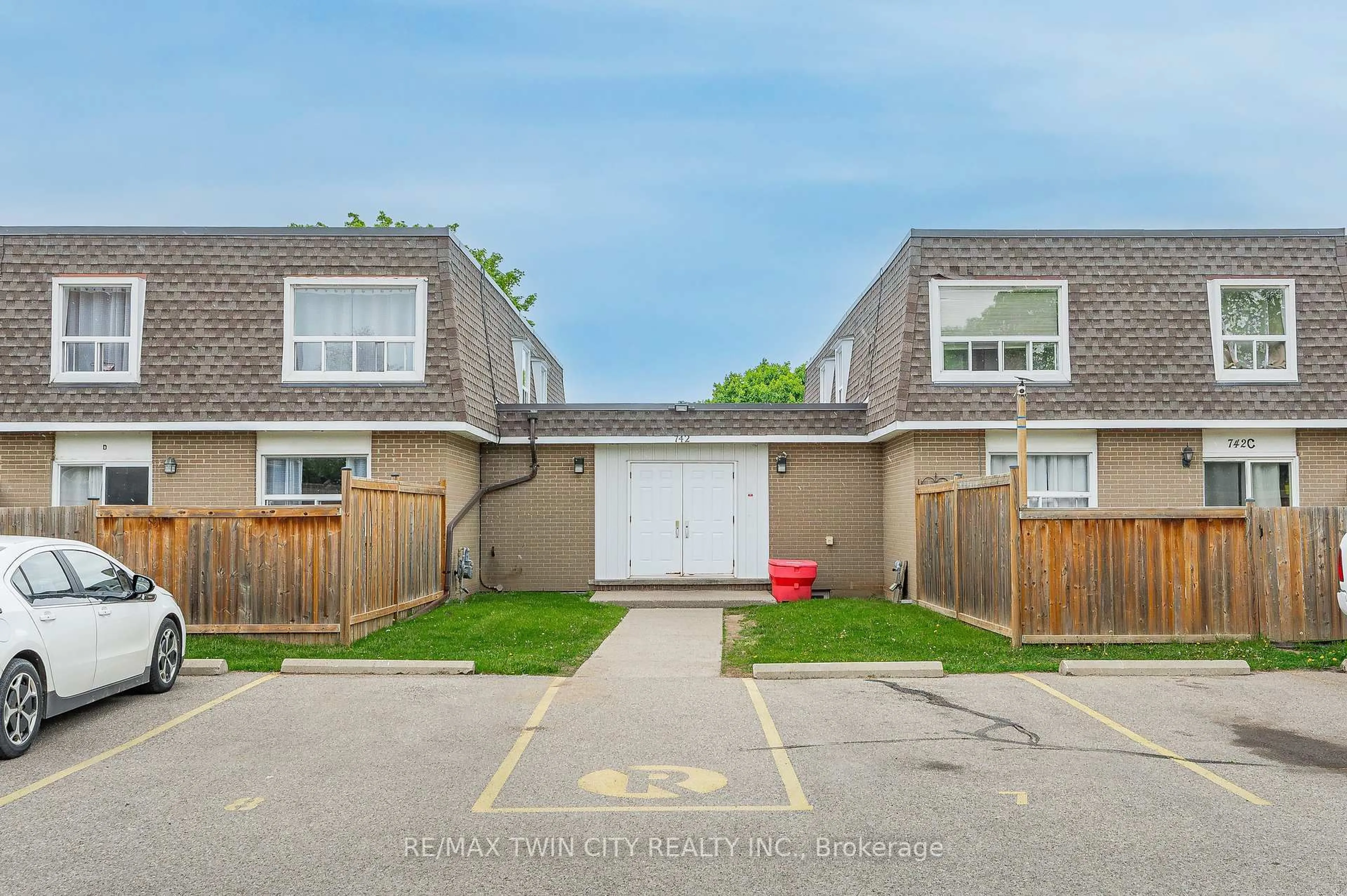 A pic from outside/outdoor area/front of a property/back of a property/a pic from drone, street for 742 Walter St #10, Cambridge Ontario N3H 4P3