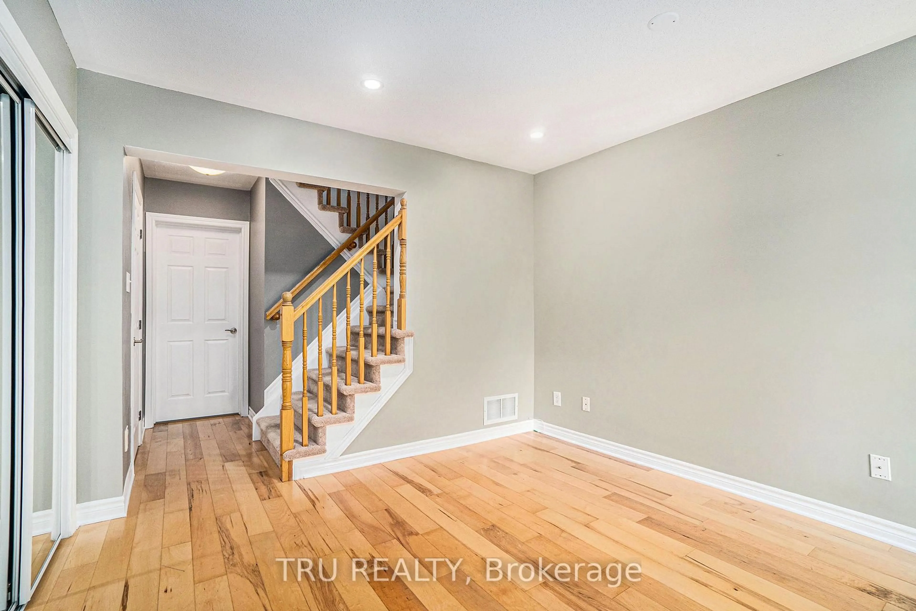 Indoor entryway for 3867 Strandherd Dr, Ottawa Ontario K2J 0K3