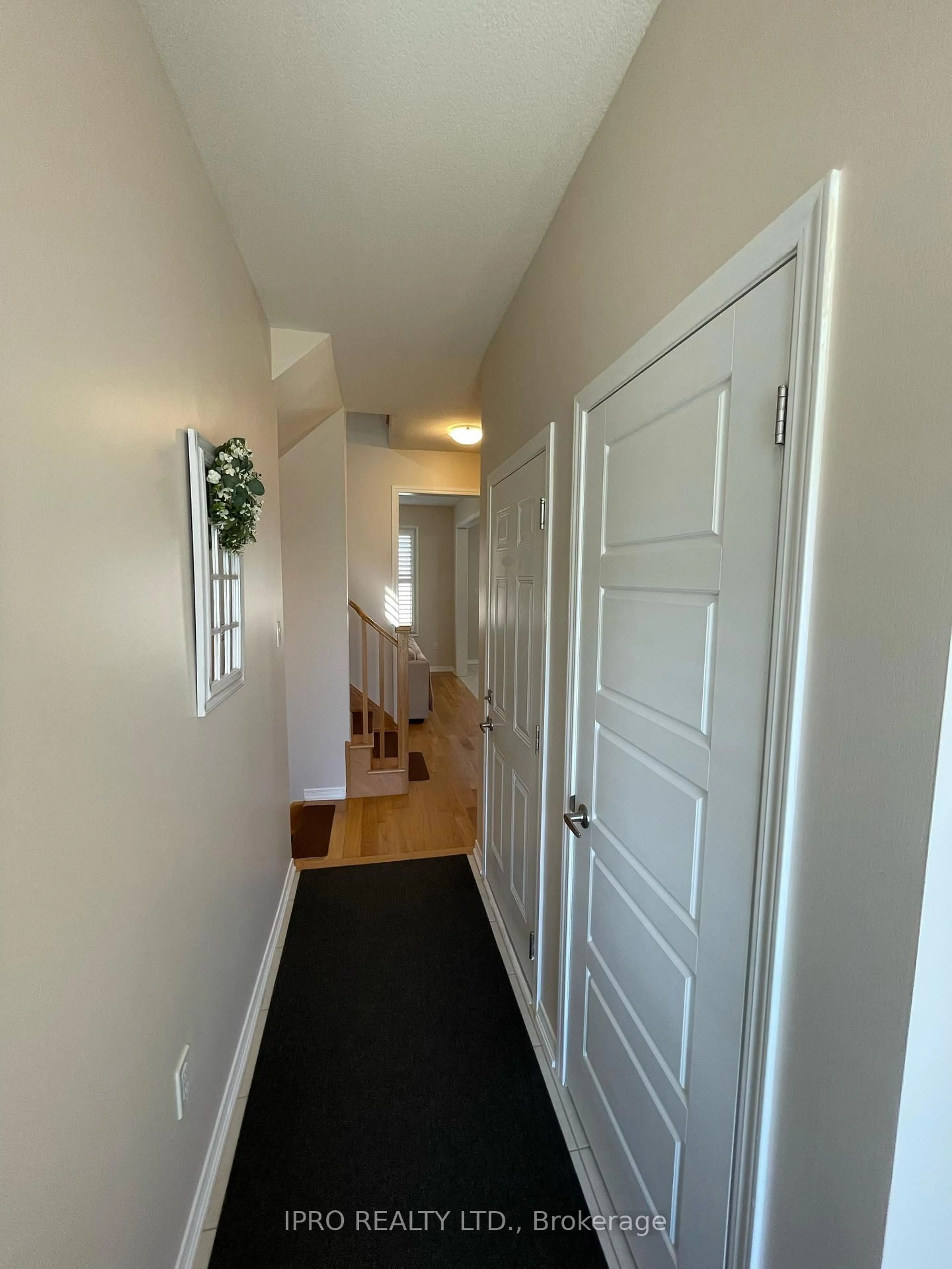 Indoor entryway for 48 Witteveen Dr, Brant Ontario N3T 0S3