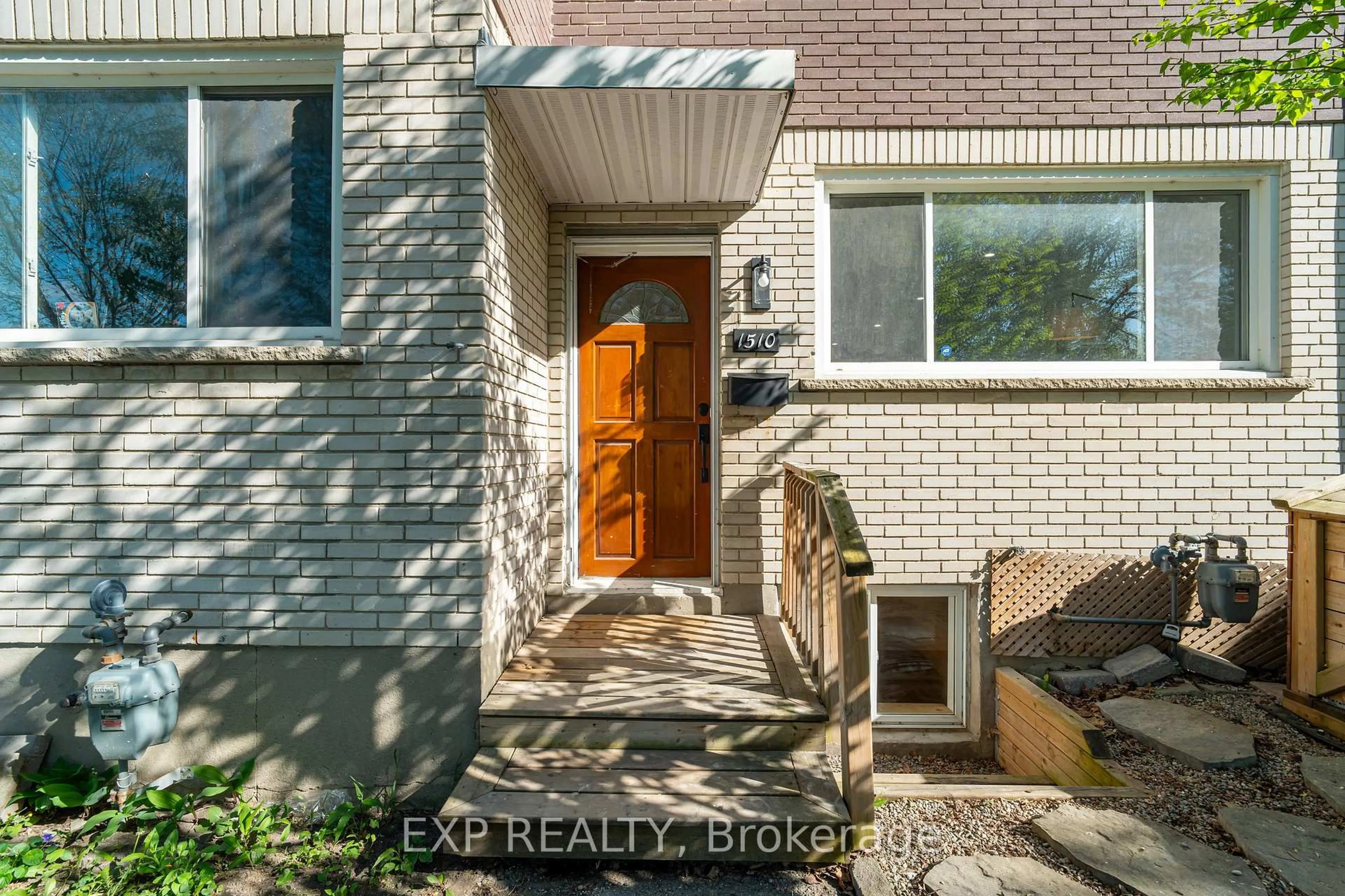 Indoor entryway for 1510 Lepage Ave, Ottawa Ontario K1Z 8C9