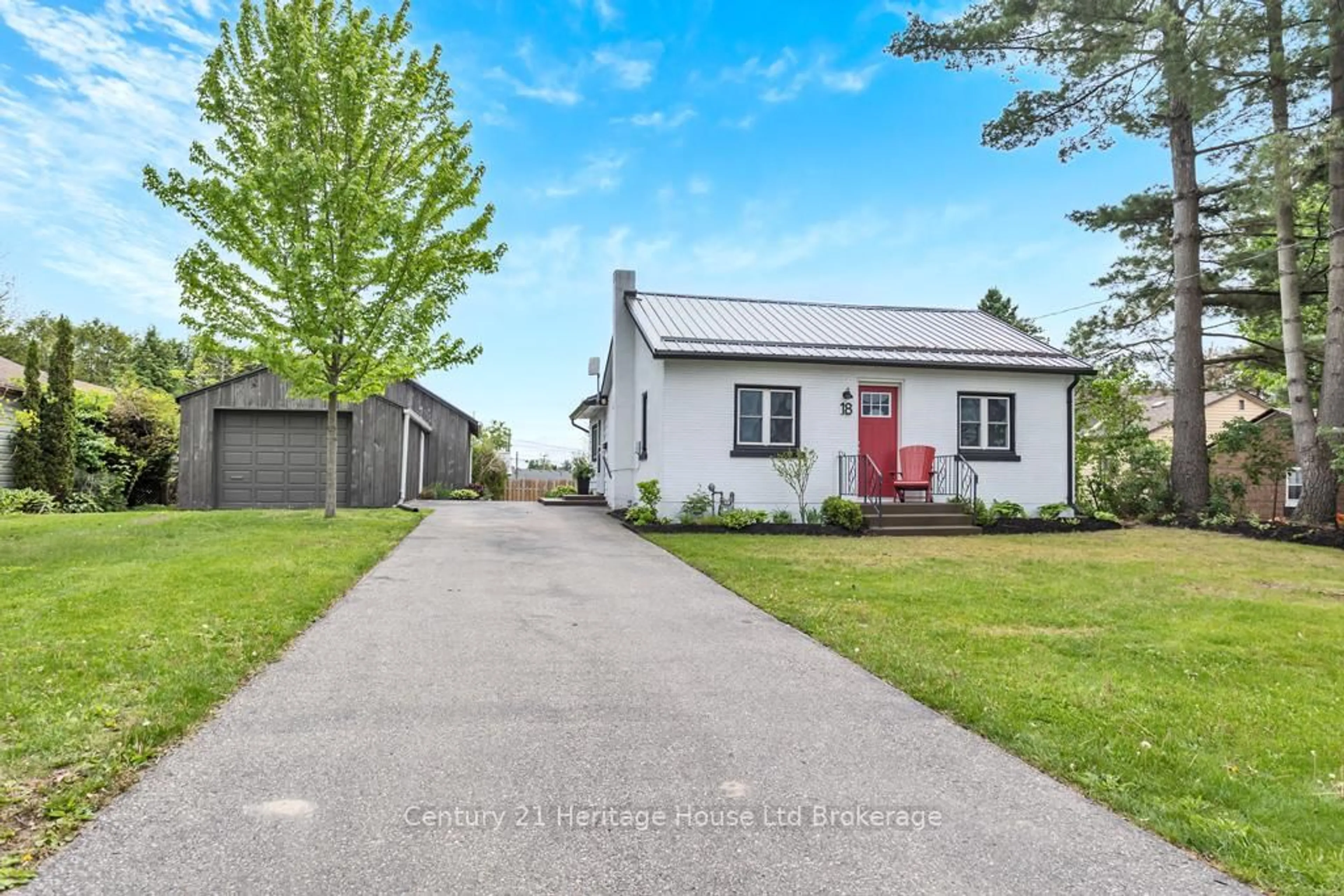 A pic from outside/outdoor area/front of a property/back of a property/a pic from drone, street for 18 Ontario St, Tillsonburg Ontario N4G 2V4