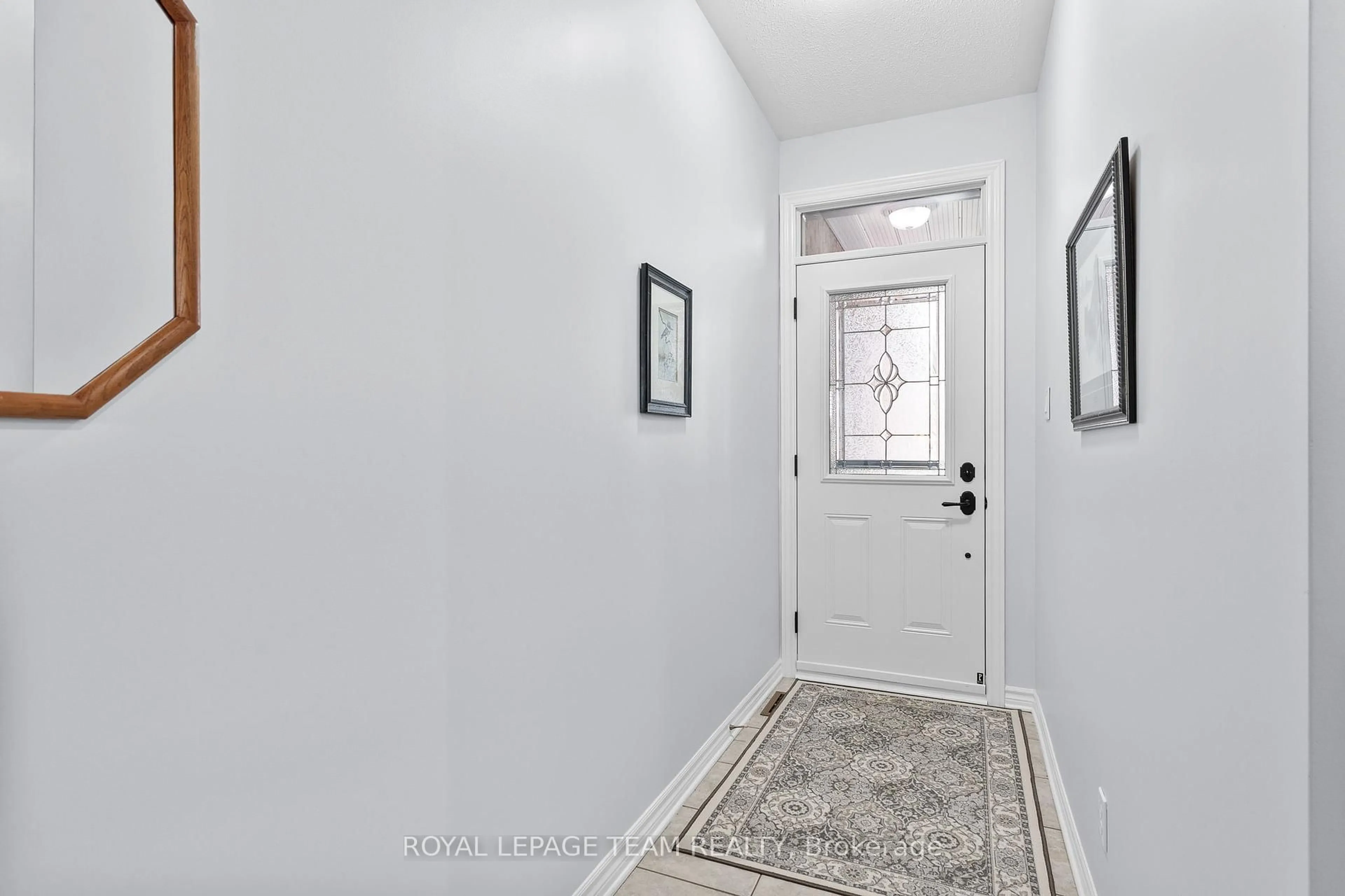 Indoor entryway for 13 Eileen Cres, Stittsville Ontario K2S 1M3