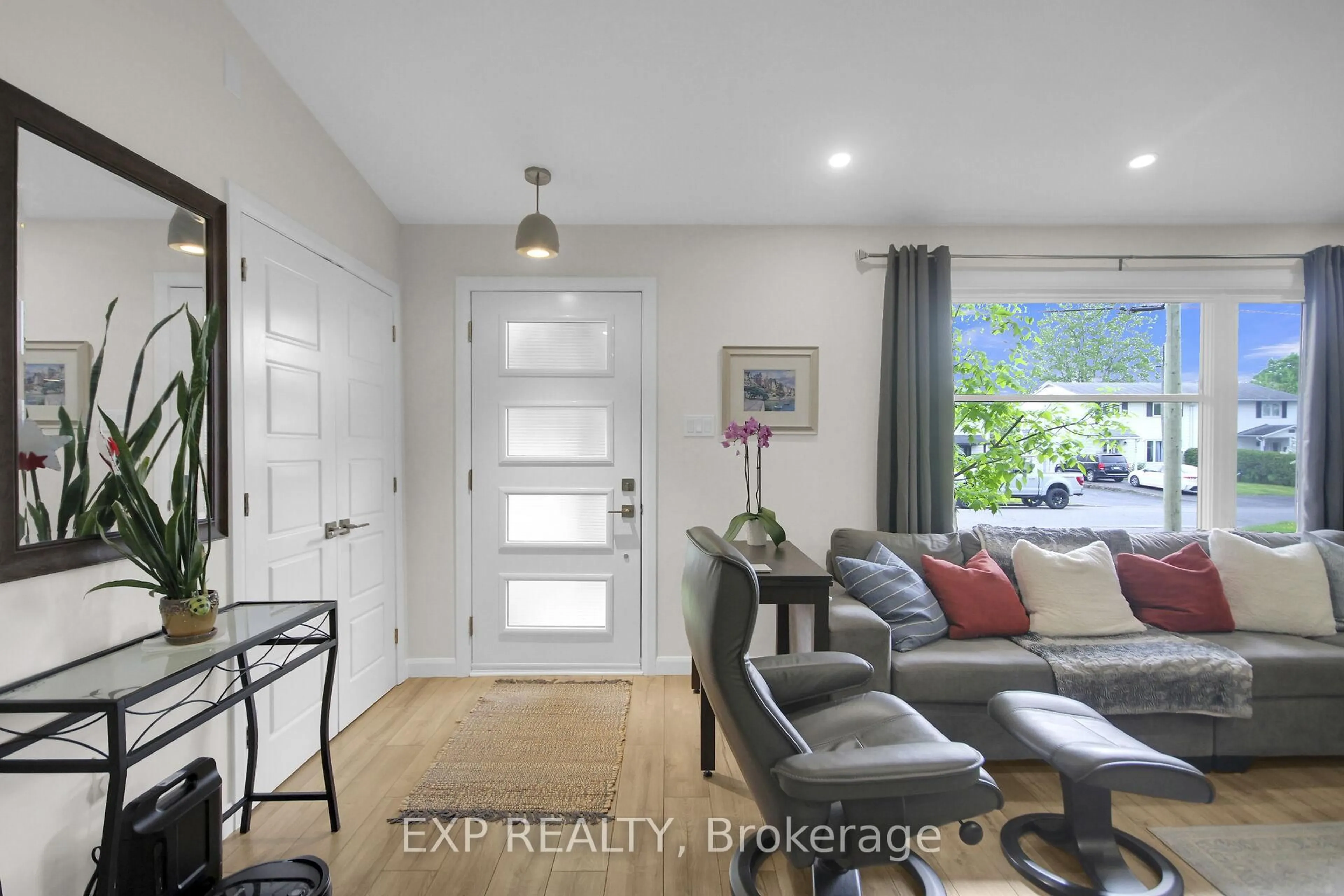 Indoor entryway for 1447 Maxime St, Ottawa Ontario K1B 4E7