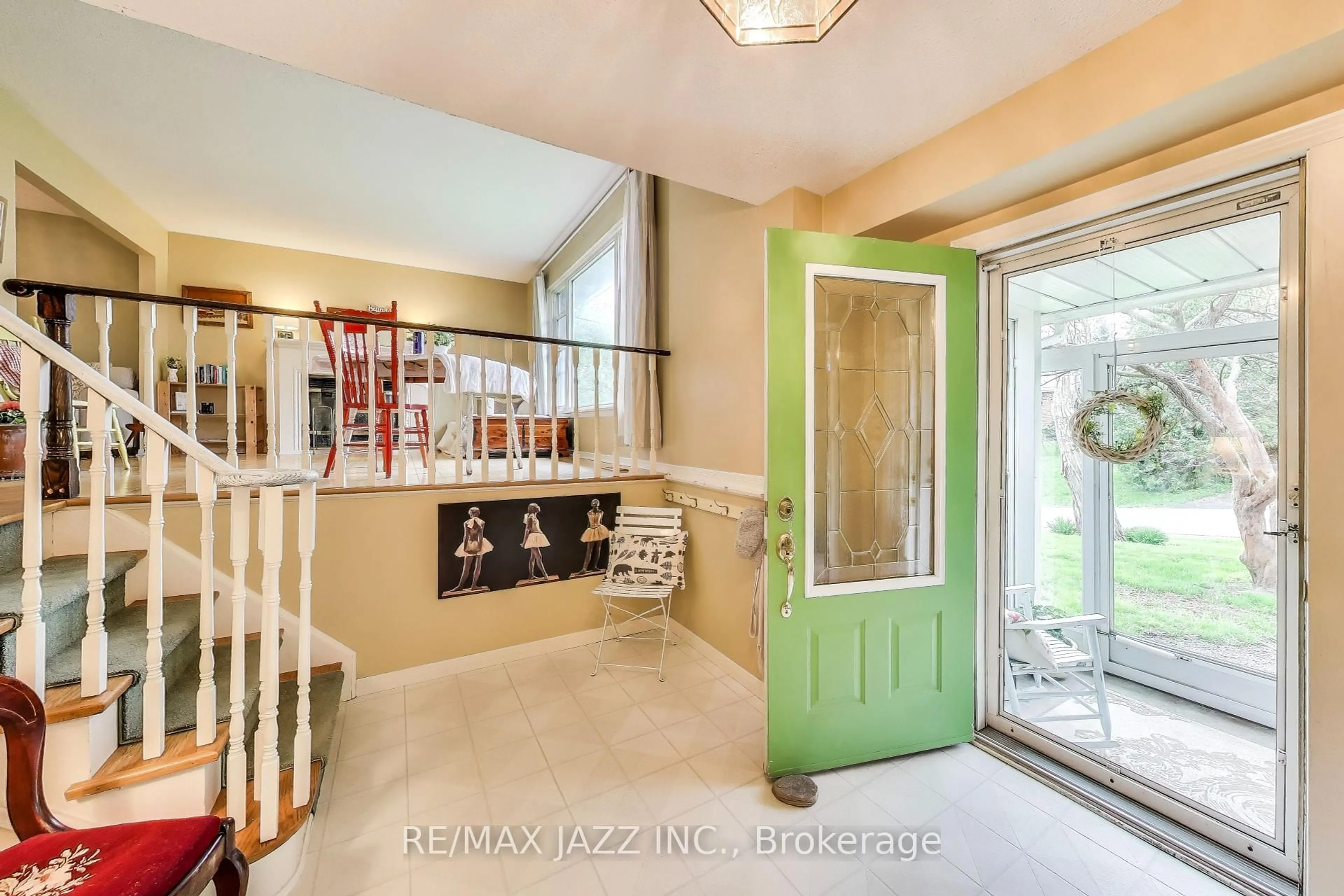 Indoor entryway for 40 Cumberland St, Port Hope Ontario L1A 1Z5