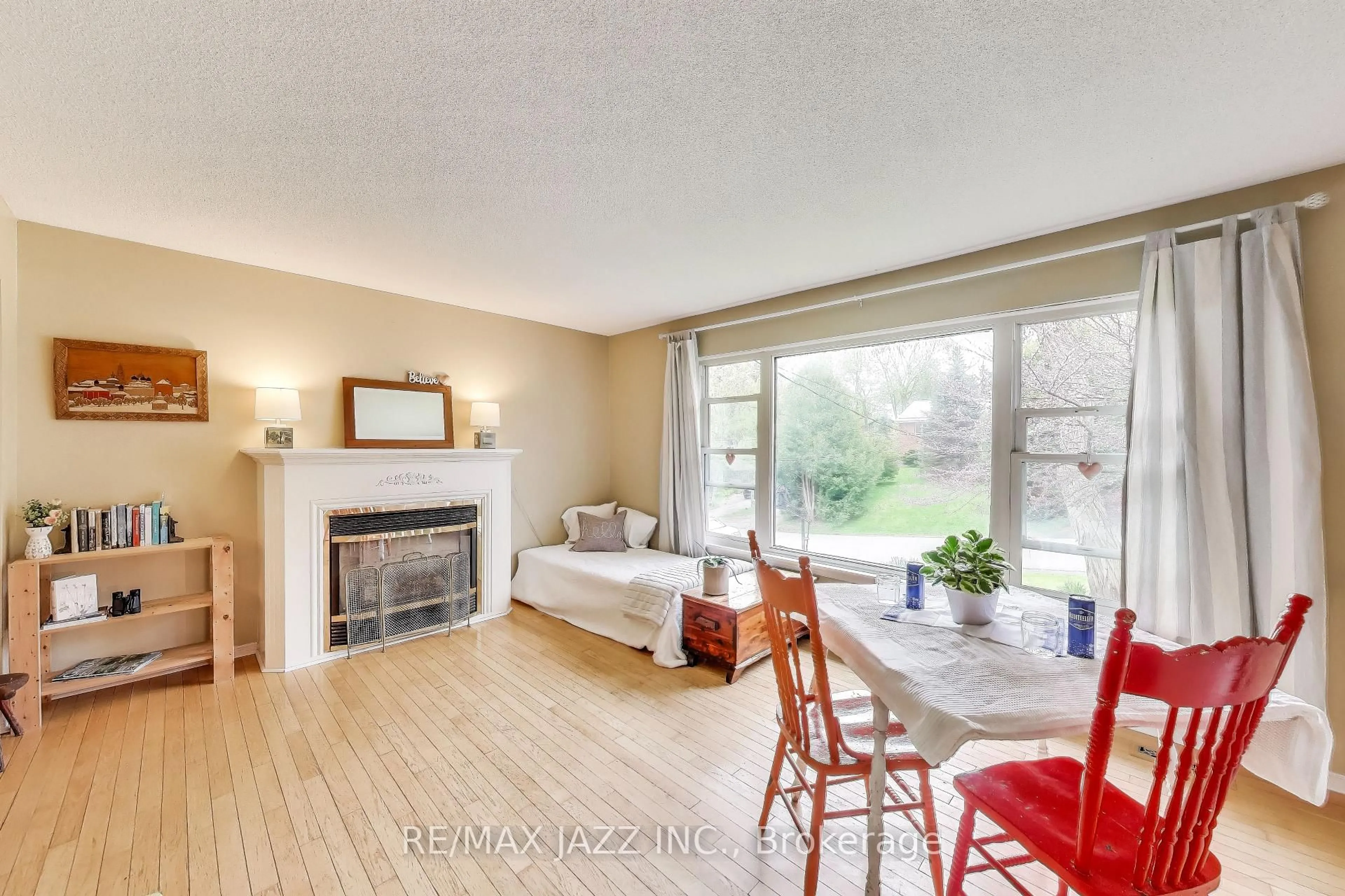 Living room with furniture, wood/laminate floor for 40 Cumberland St, Port Hope Ontario L1A 1Z5