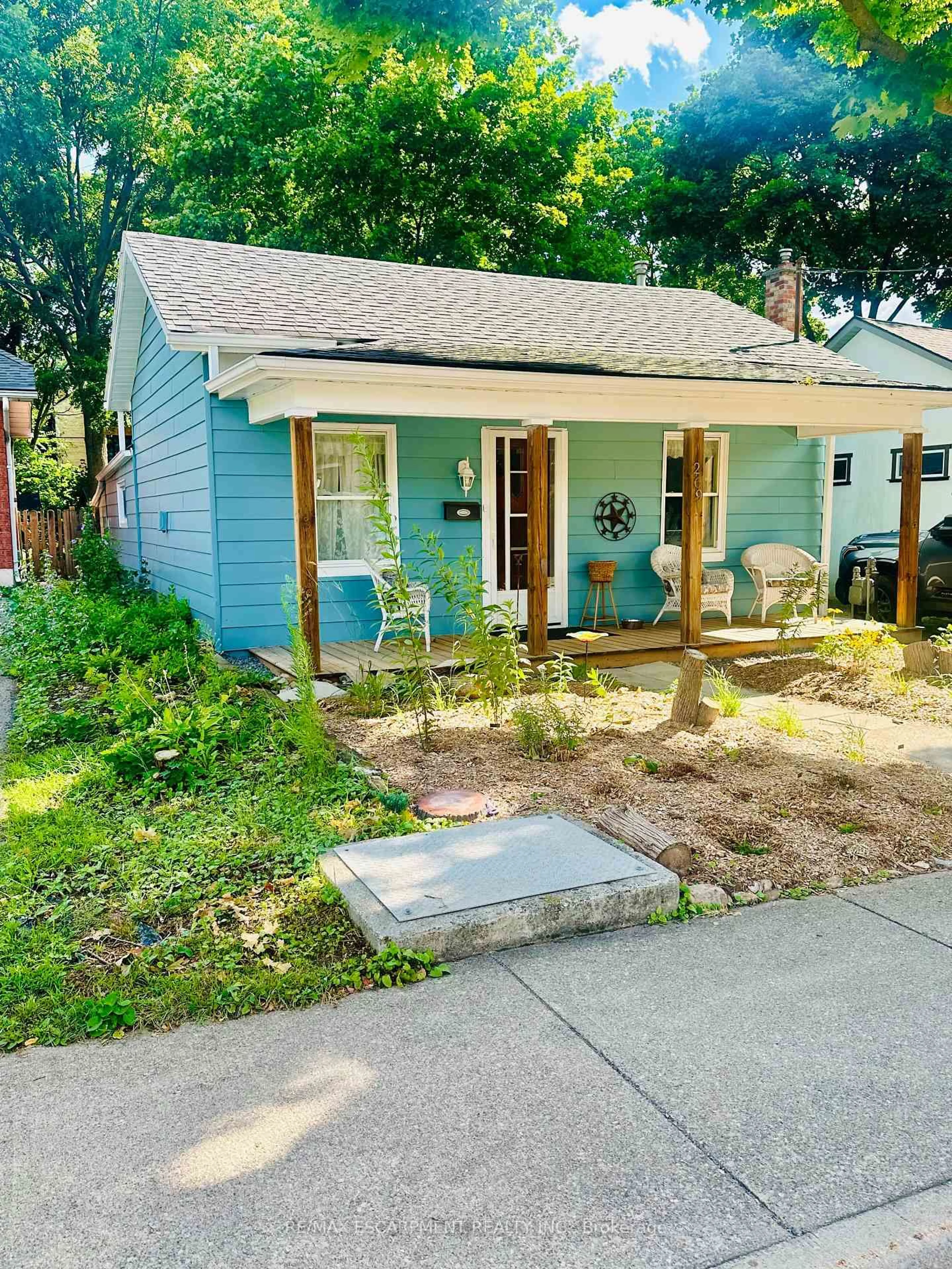 A pic from outside/outdoor area/front of a property/back of a property/a pic from drone, street for 269 Park St, Hamilton Ontario L9H 1Y6