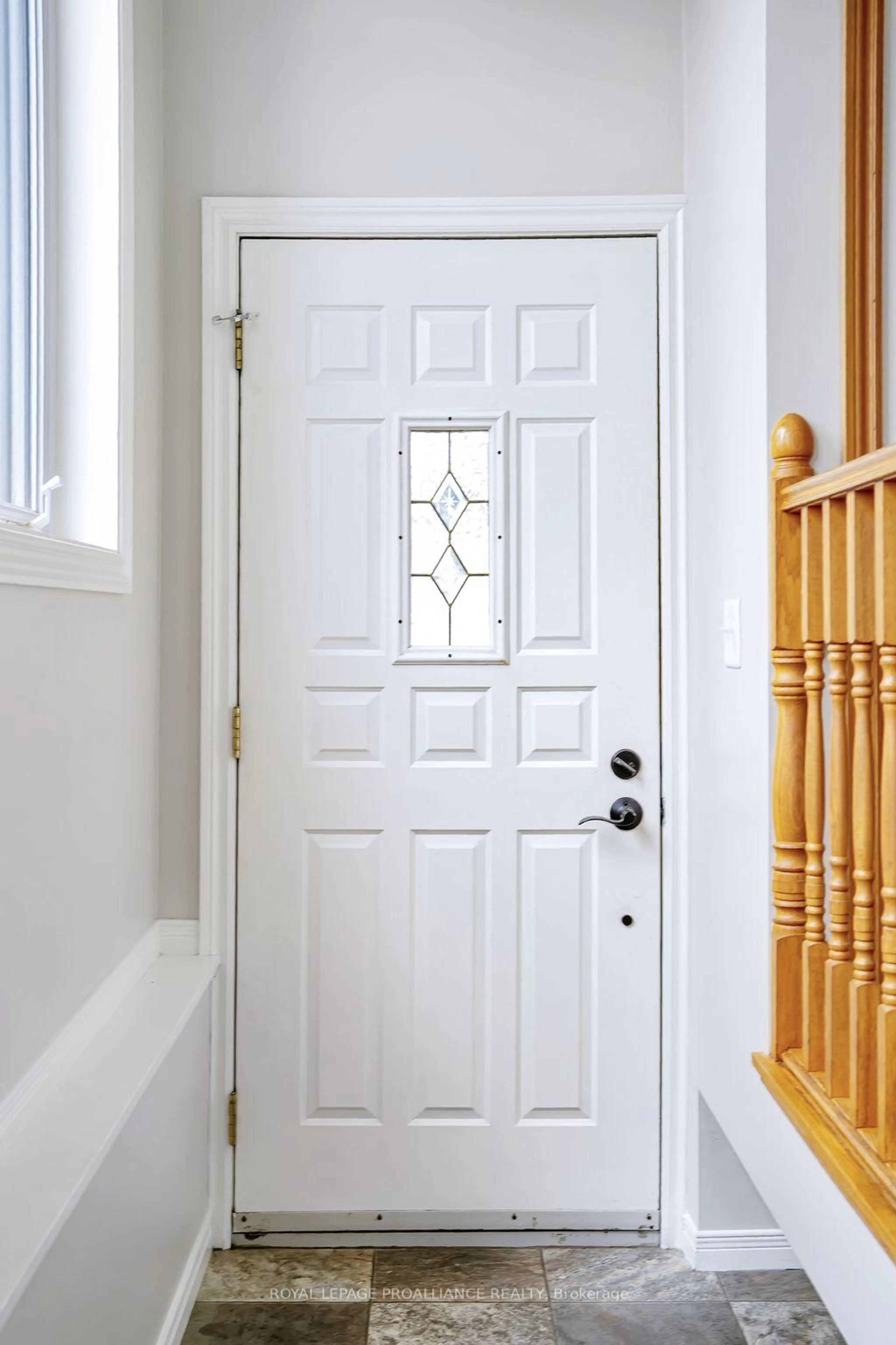 Indoor entryway for 66 North Park Gdns, Belleville Ontario K8P 2M3