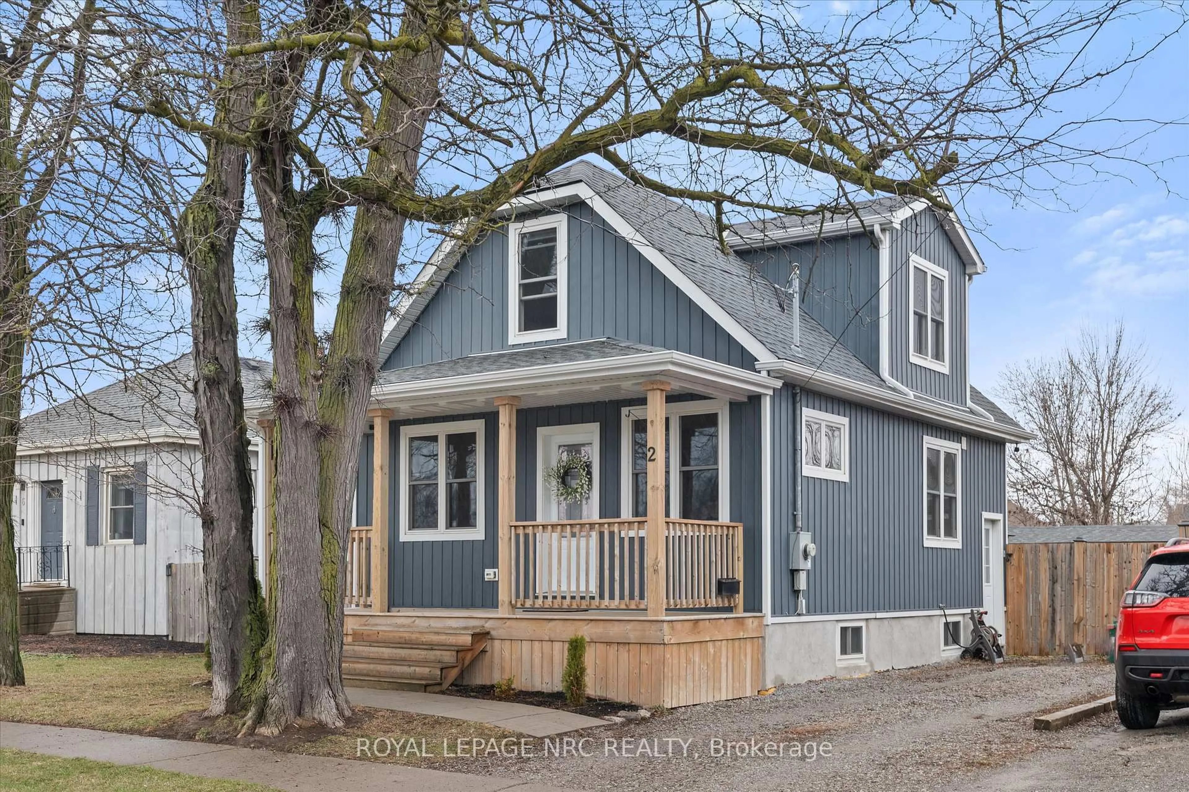 Home with vinyl exterior material, street for 2 Currie St, St. Catharines Ontario L2M 5M6