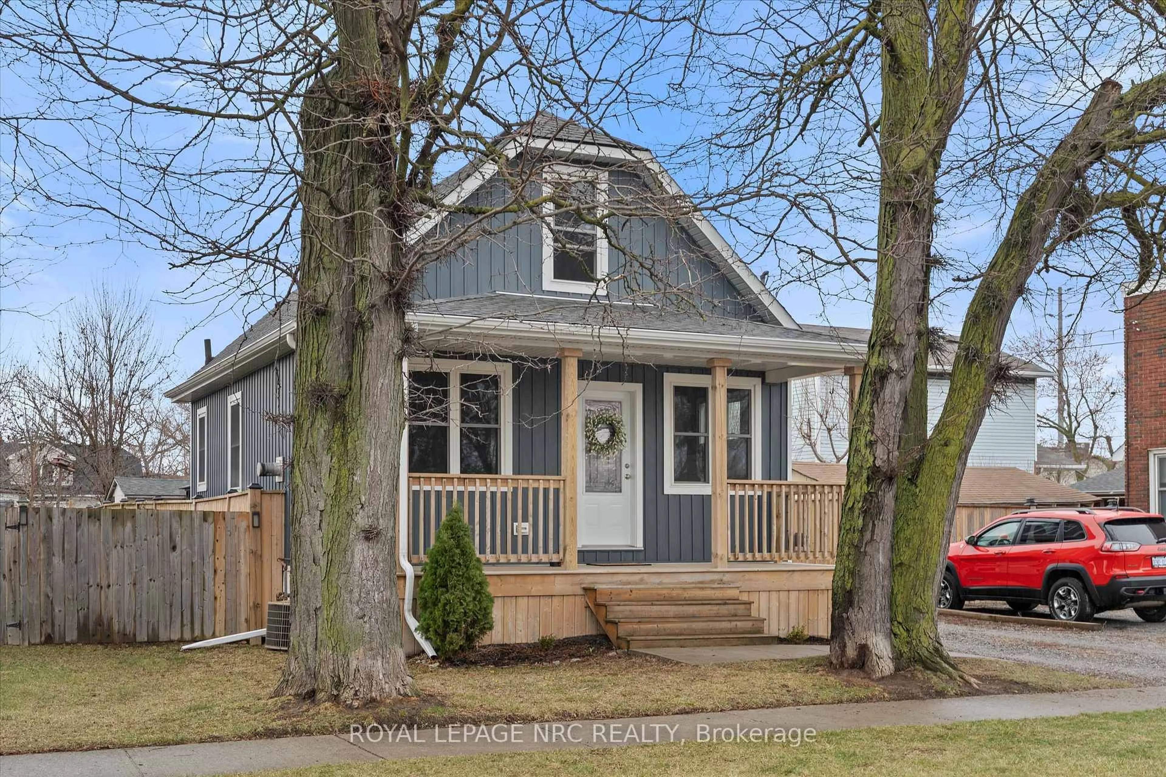Home with vinyl exterior material, street for 2 Currie St, St. Catharines Ontario L2M 5M6