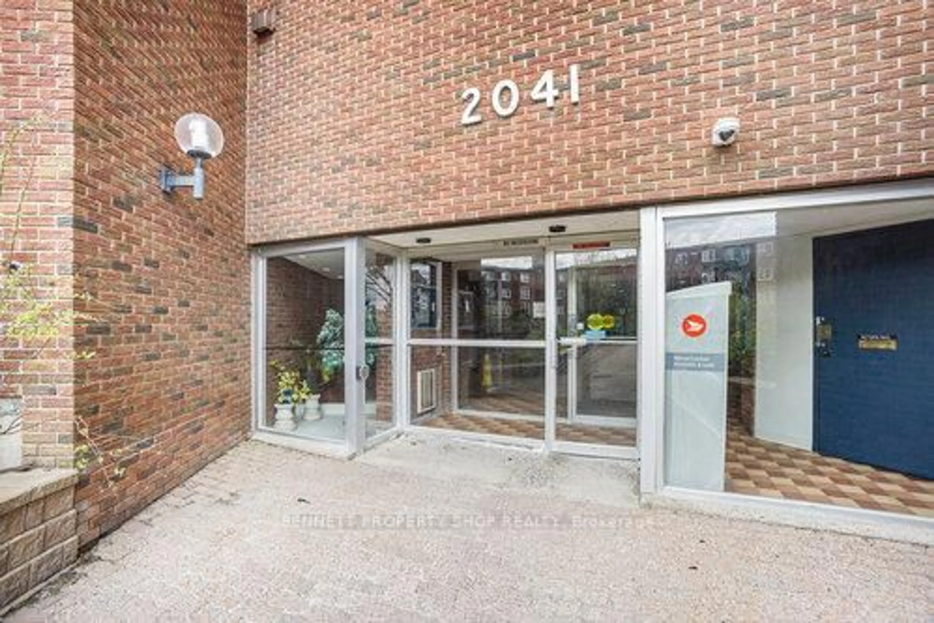 Indoor foyer for 2041 Arrowsmith Dr #206, Ottawa Ontario K1J 7V7