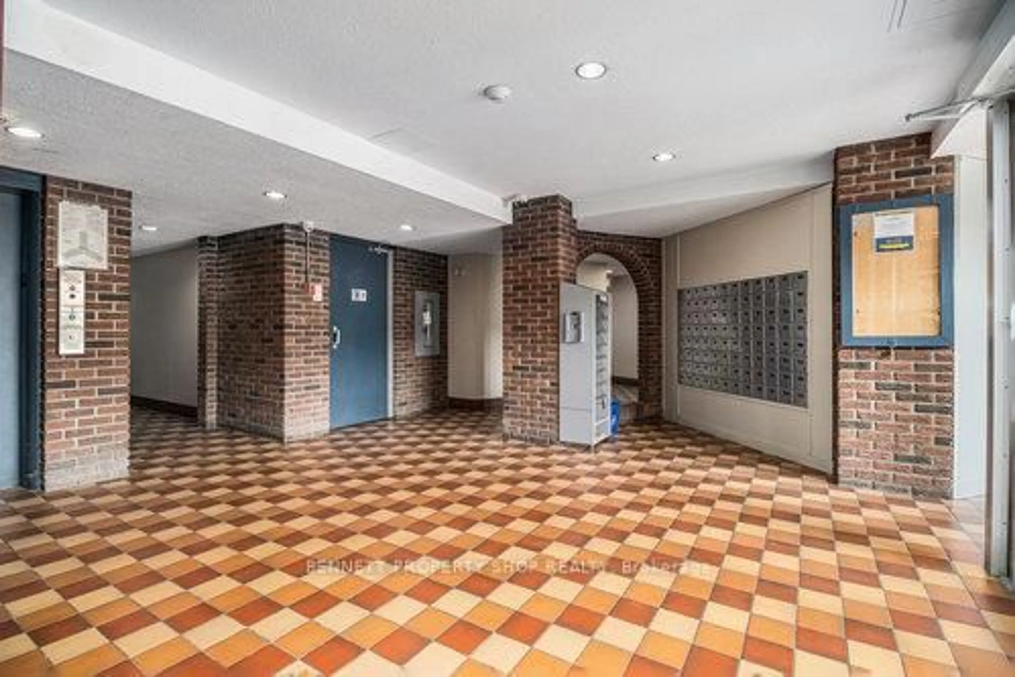 Indoor foyer for 2041 Arrowsmith Dr #206, Ottawa Ontario K1J 7V7