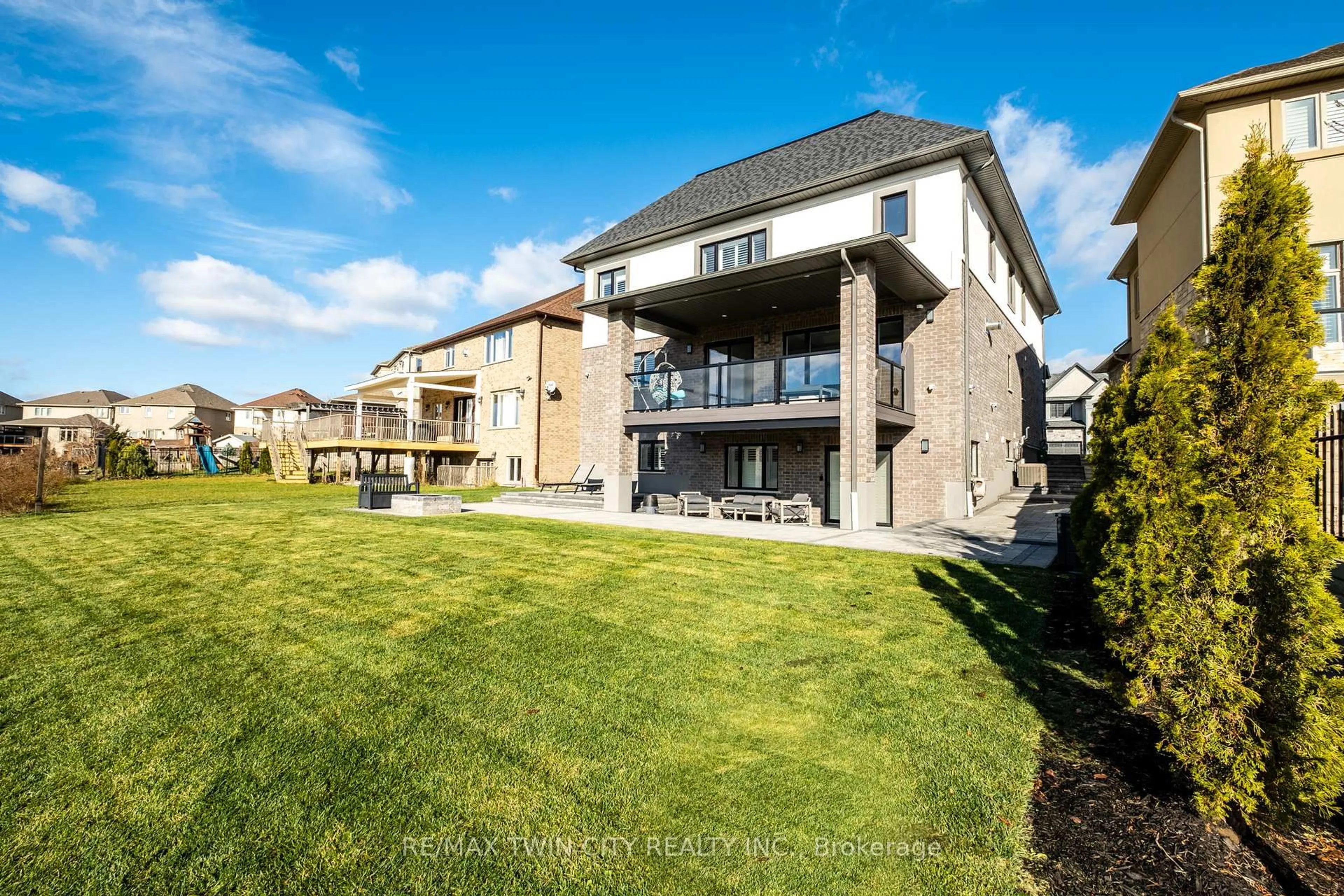 A pic from outside/outdoor area/front of a property/back of a property/a pic from drone, building for 46 Paige St, Kitchener Ontario N2K 4P5