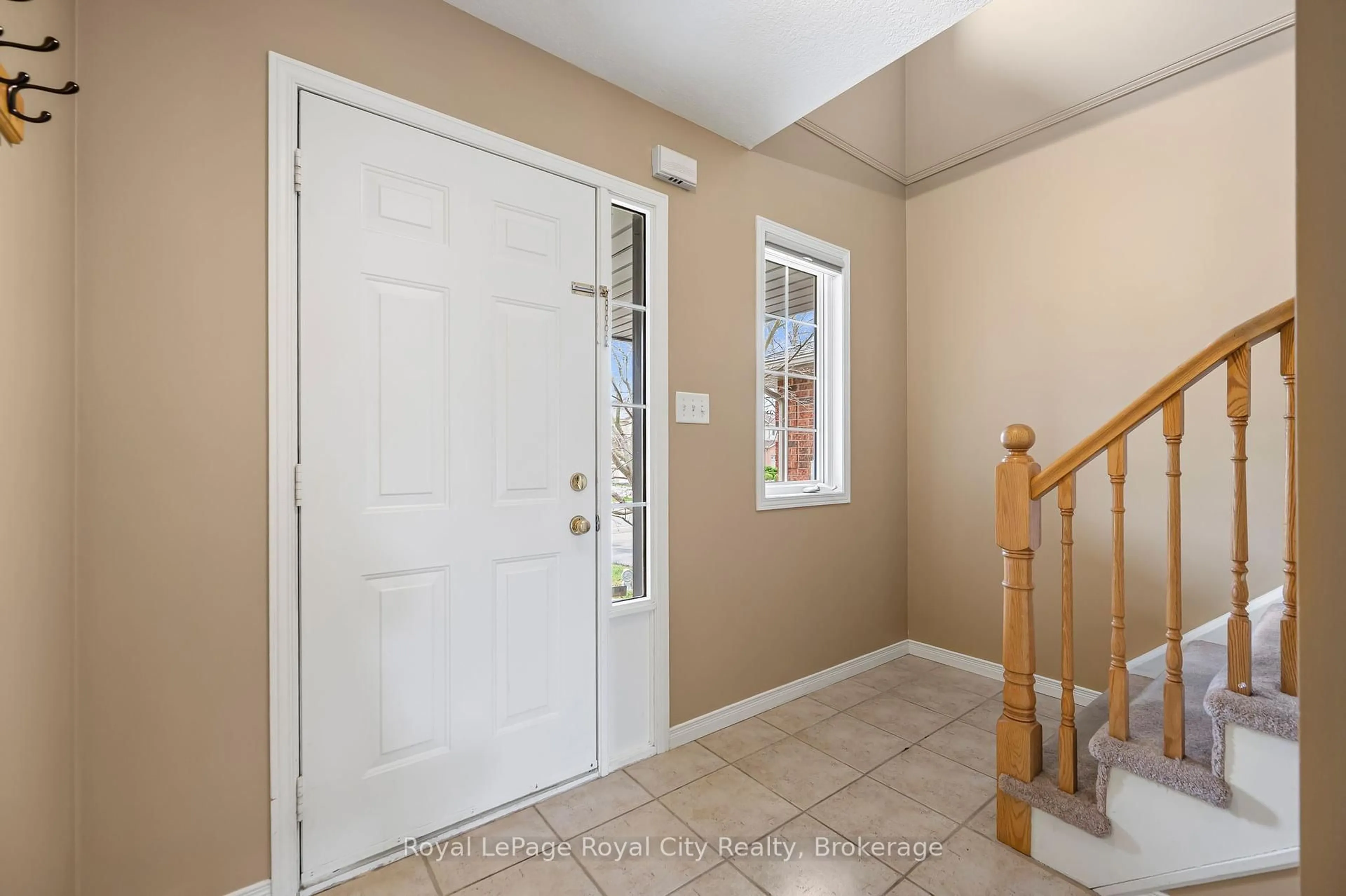 Indoor entryway for 90 Doyle Dr, Guelph Ontario N1G 5B9