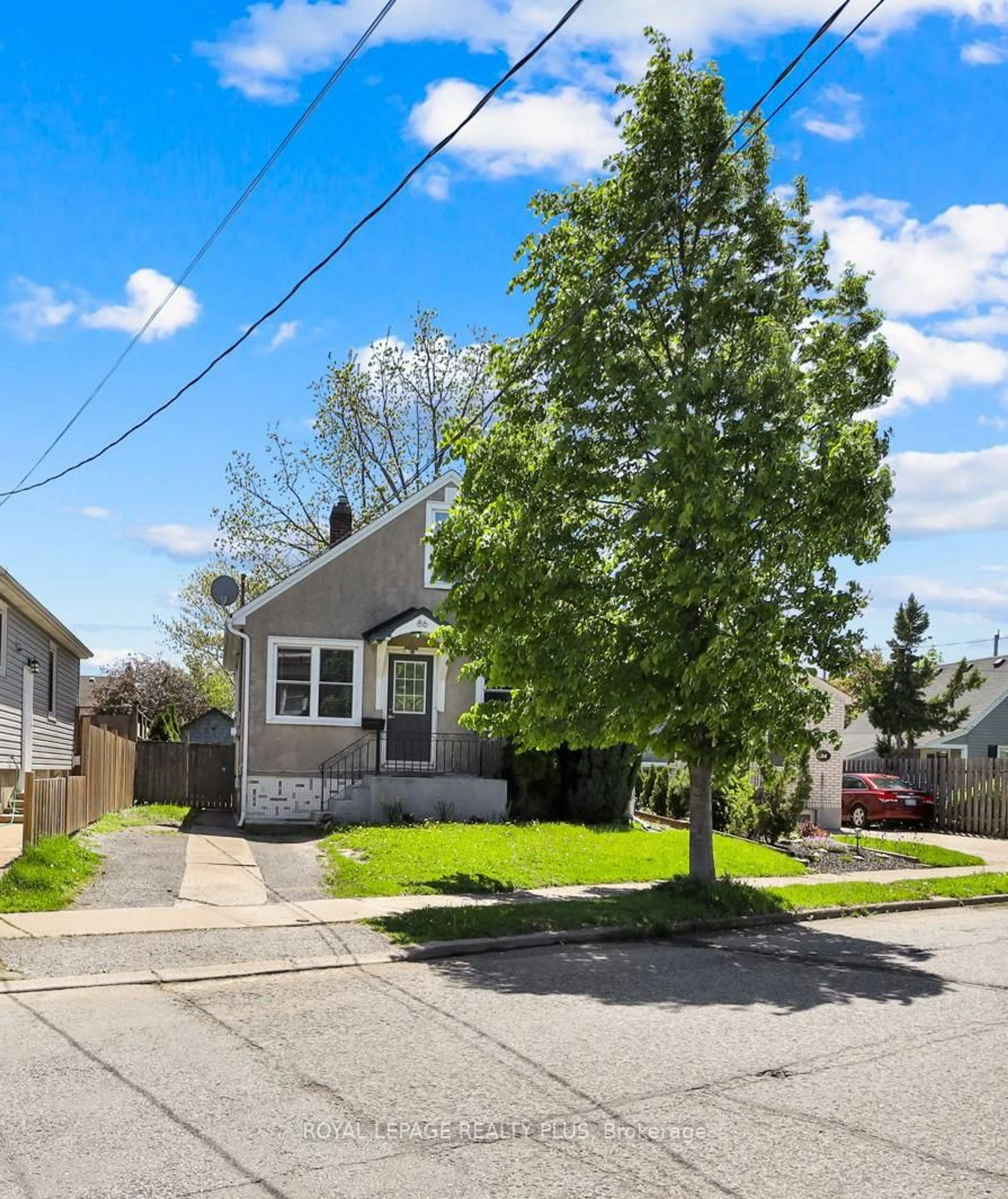 Home with vinyl exterior material, street for 86 Garnet St, St. Catharines Ontario L2M 5G4