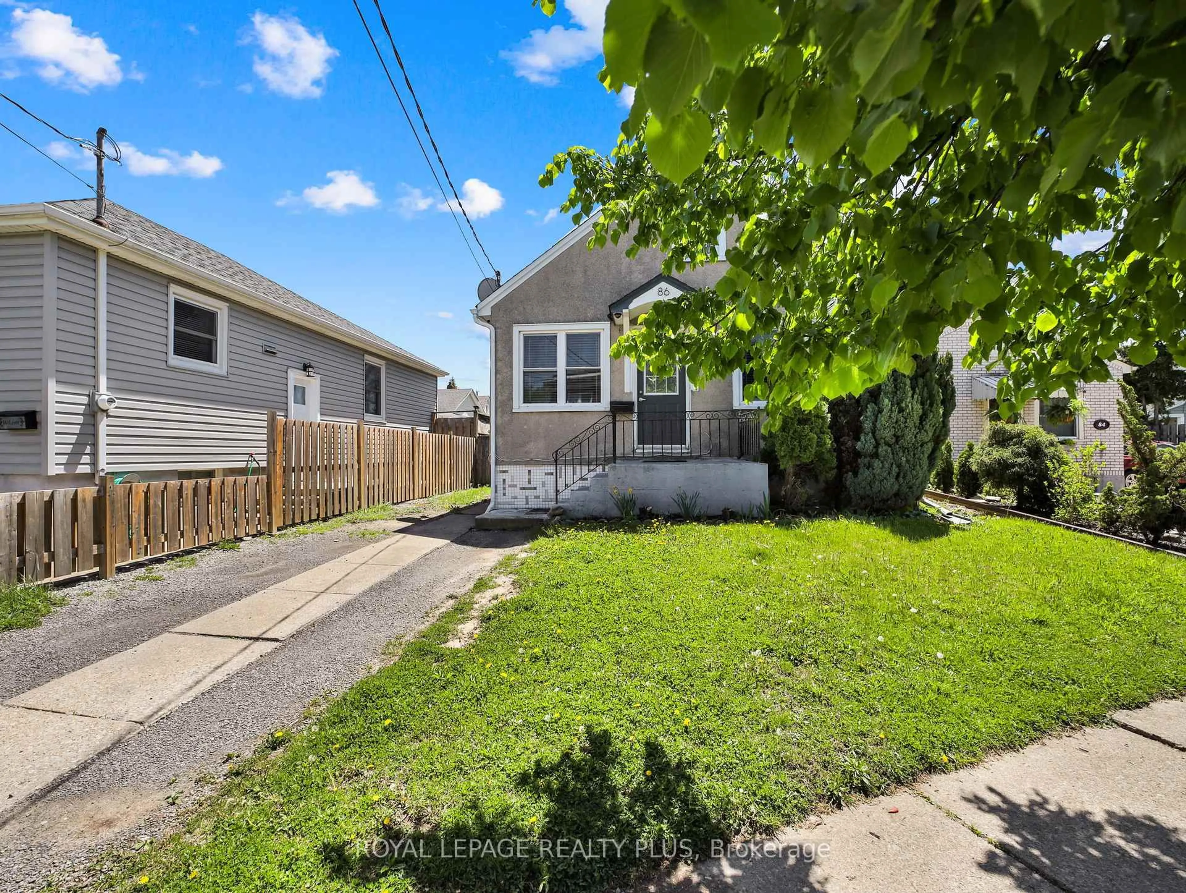 A pic from outside/outdoor area/front of a property/back of a property/a pic from drone, street for 86 Garnet St, St. Catharines Ontario L2M 5G4