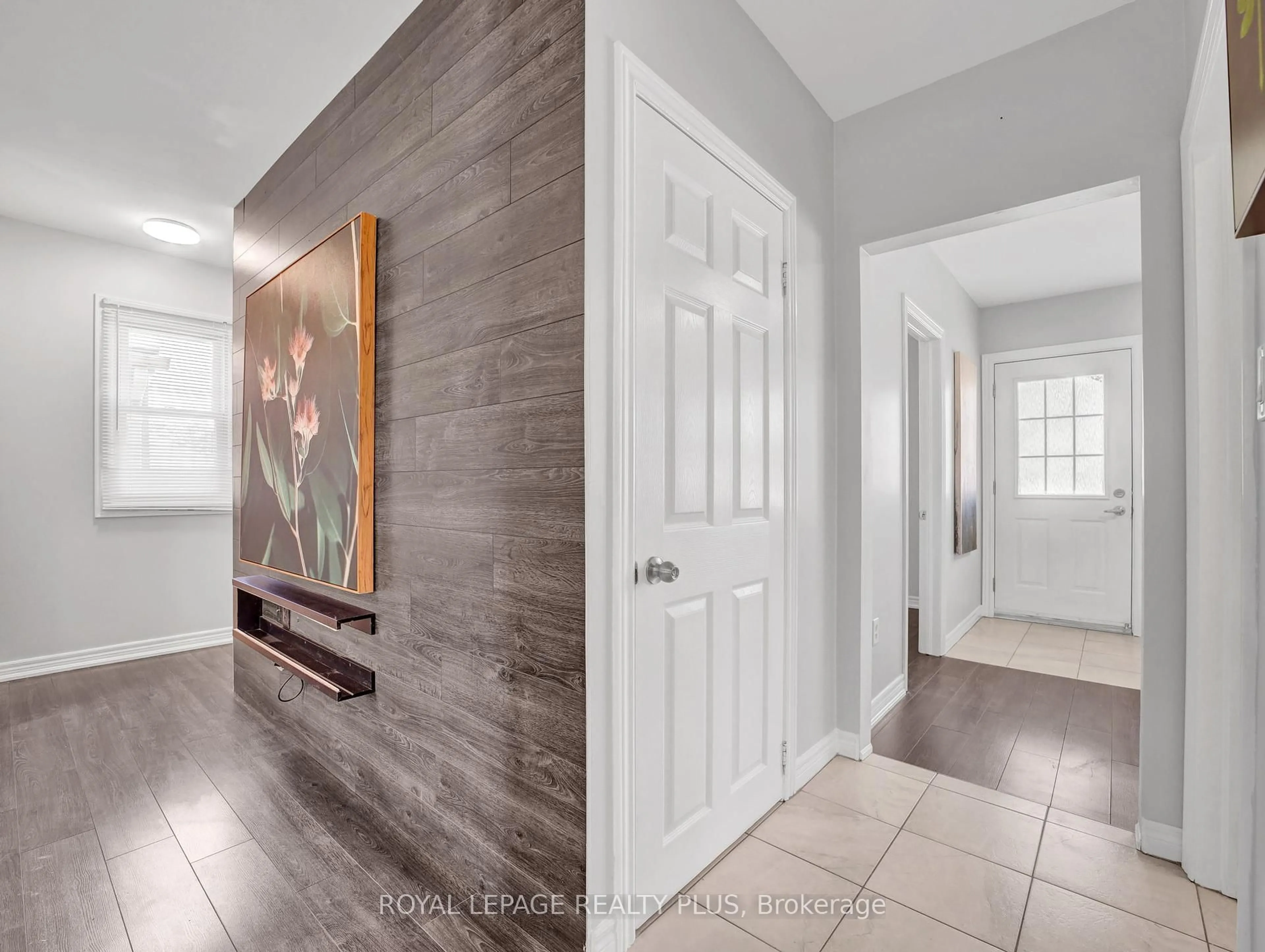 Indoor entryway for 86 Garnet St, St. Catharines Ontario L2M 5G4