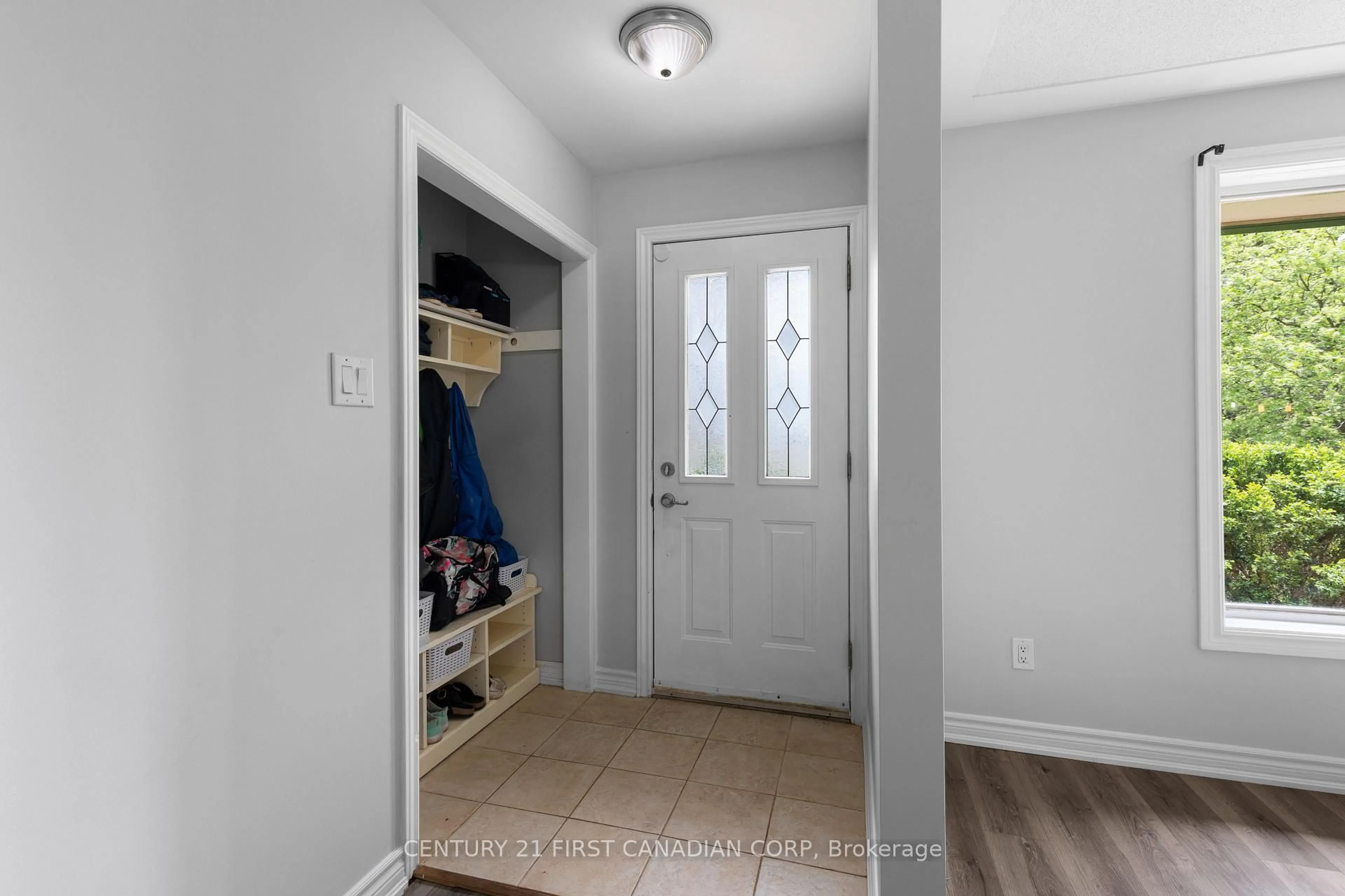 Indoor entryway for 5270 Trafalgar St, Thames Centre Ontario N0L 1G4
