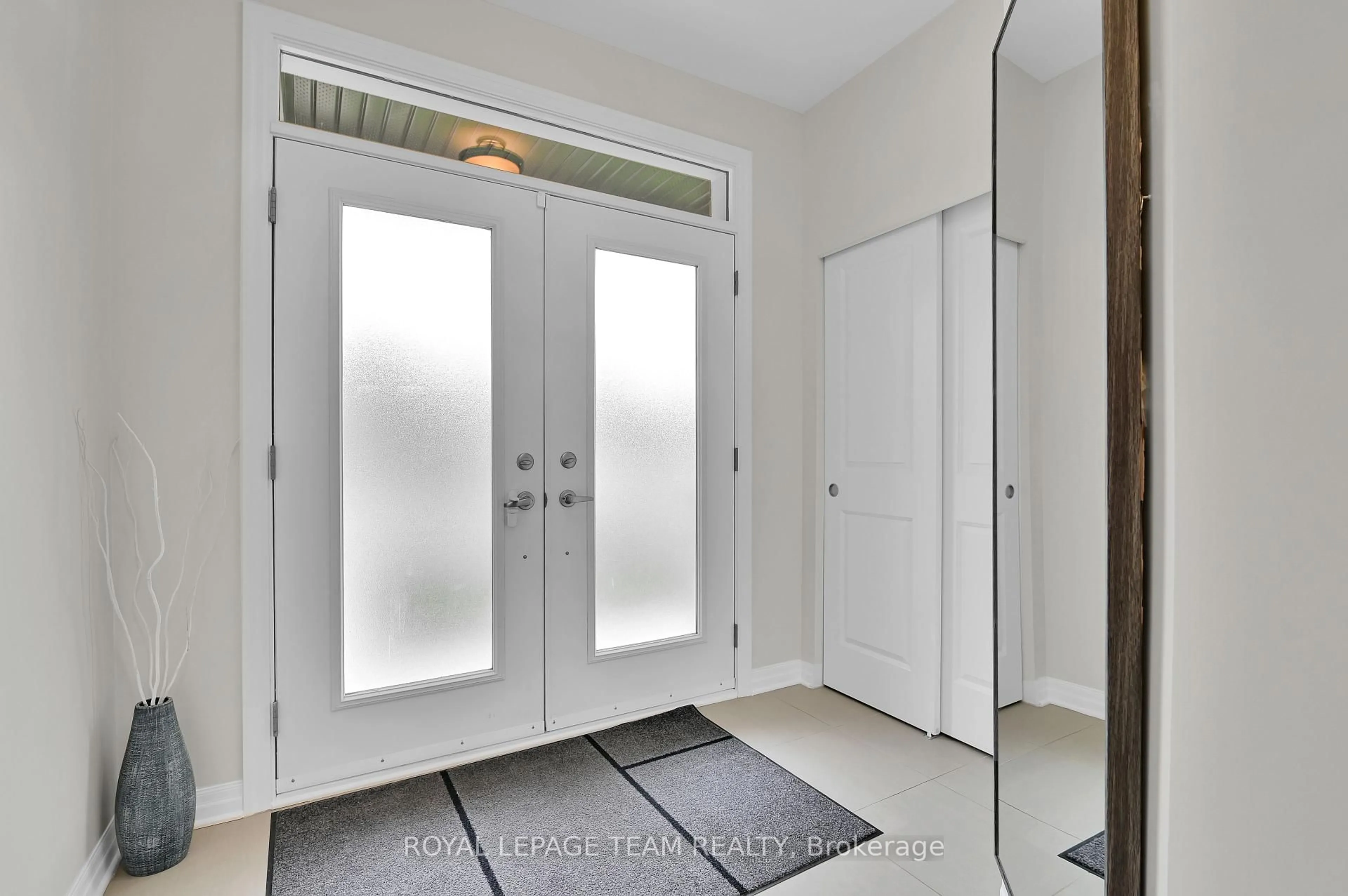 Indoor entryway for 747 Fiddlehead St, Ottawa Ontario K1T 0N1