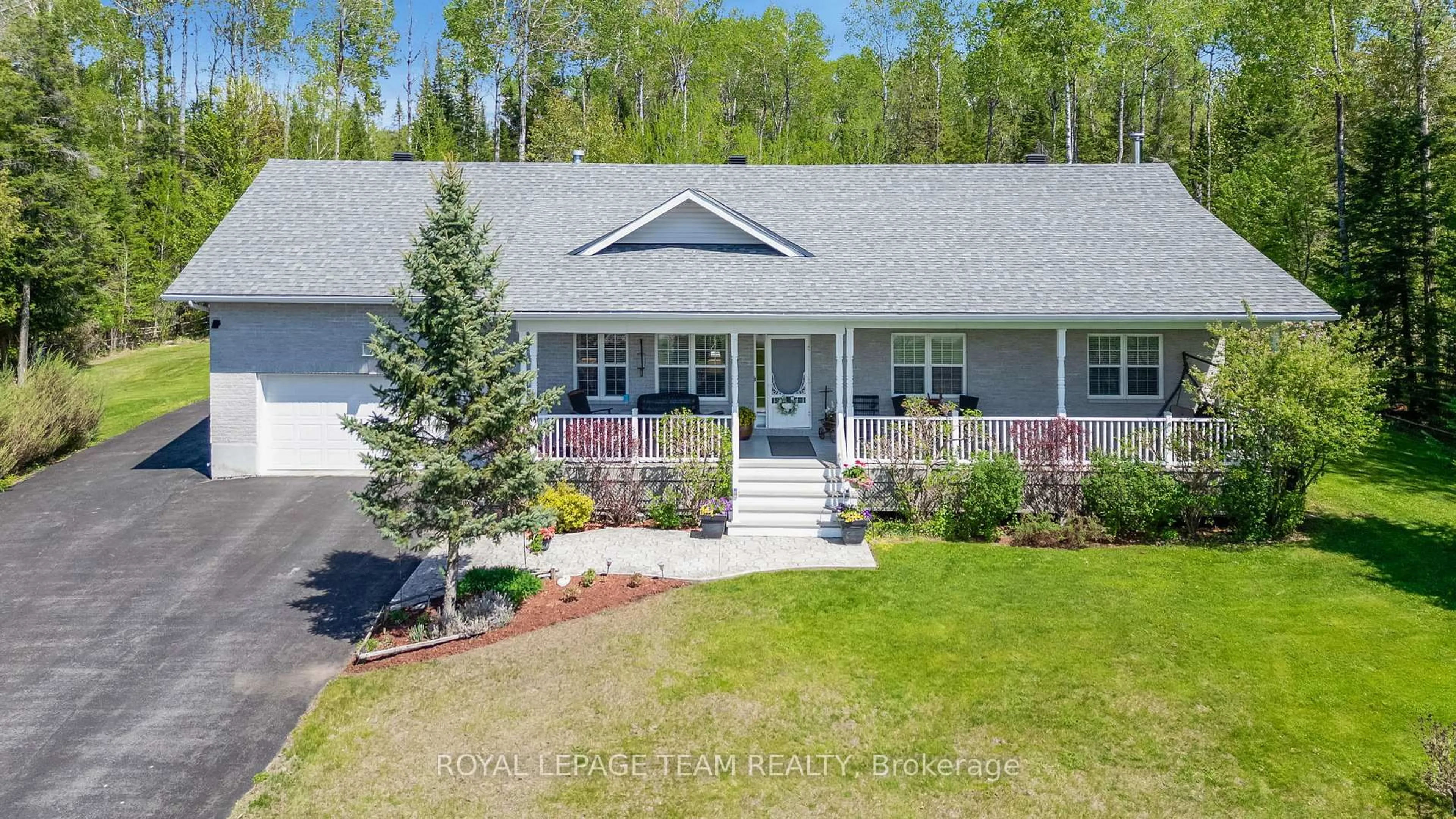 Home with vinyl exterior material, street for 160 Lady Slipper Way, Carp Ontario K0A 1L0