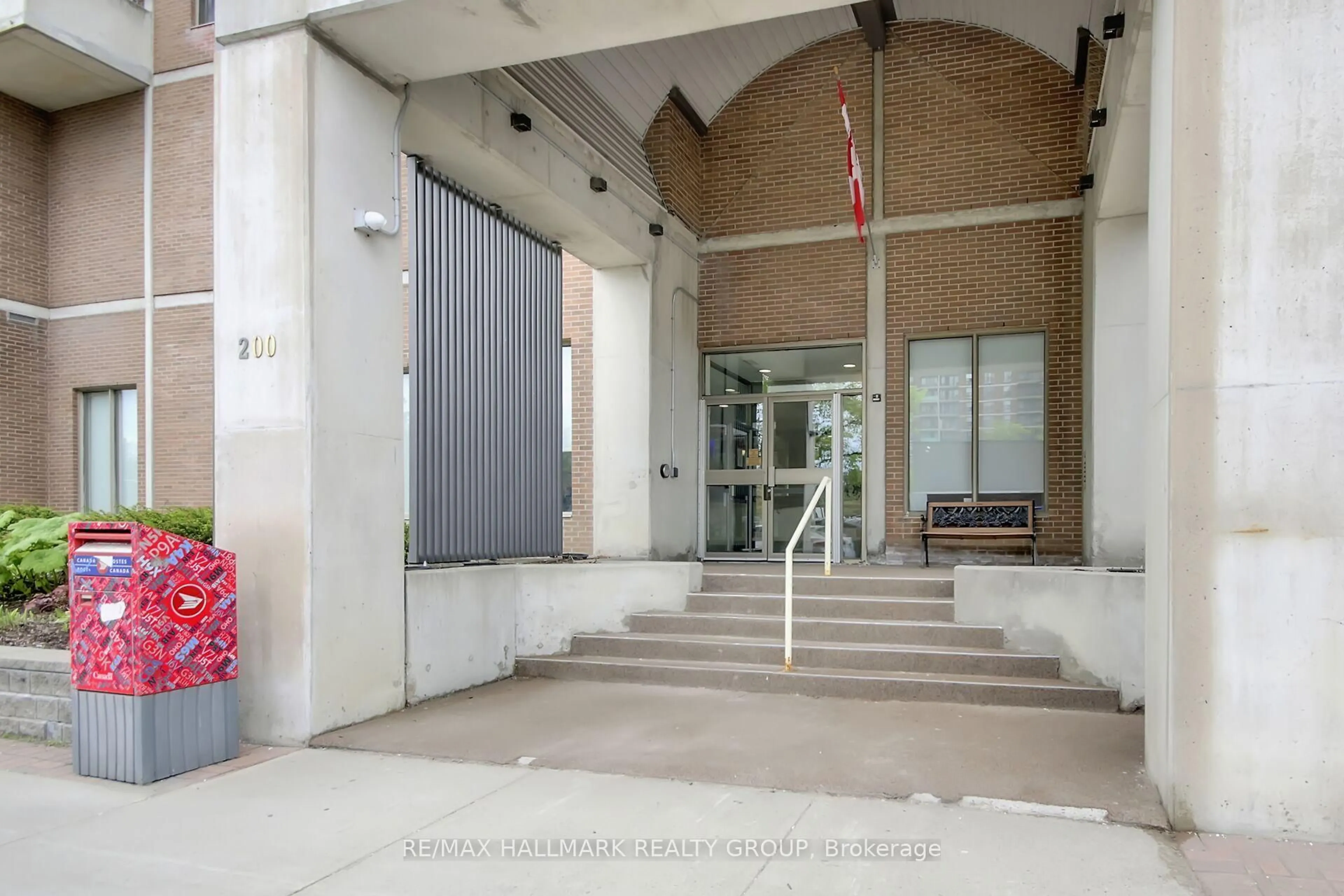 Indoor foyer for 200 Lafontaine Ave #1006, Ottawa Ontario K1L 8K8