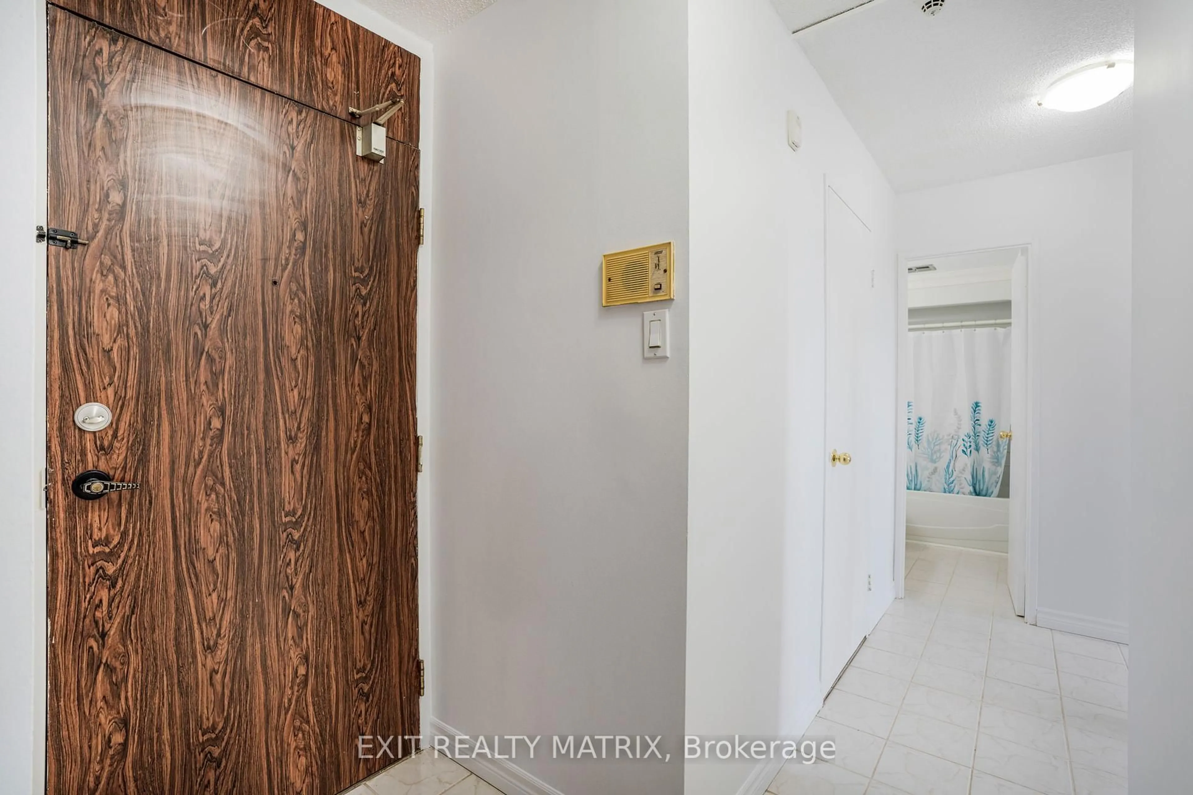 Indoor foyer for 2000 Jasmine Cres #217, Ottawa Ontario K1J 8K4