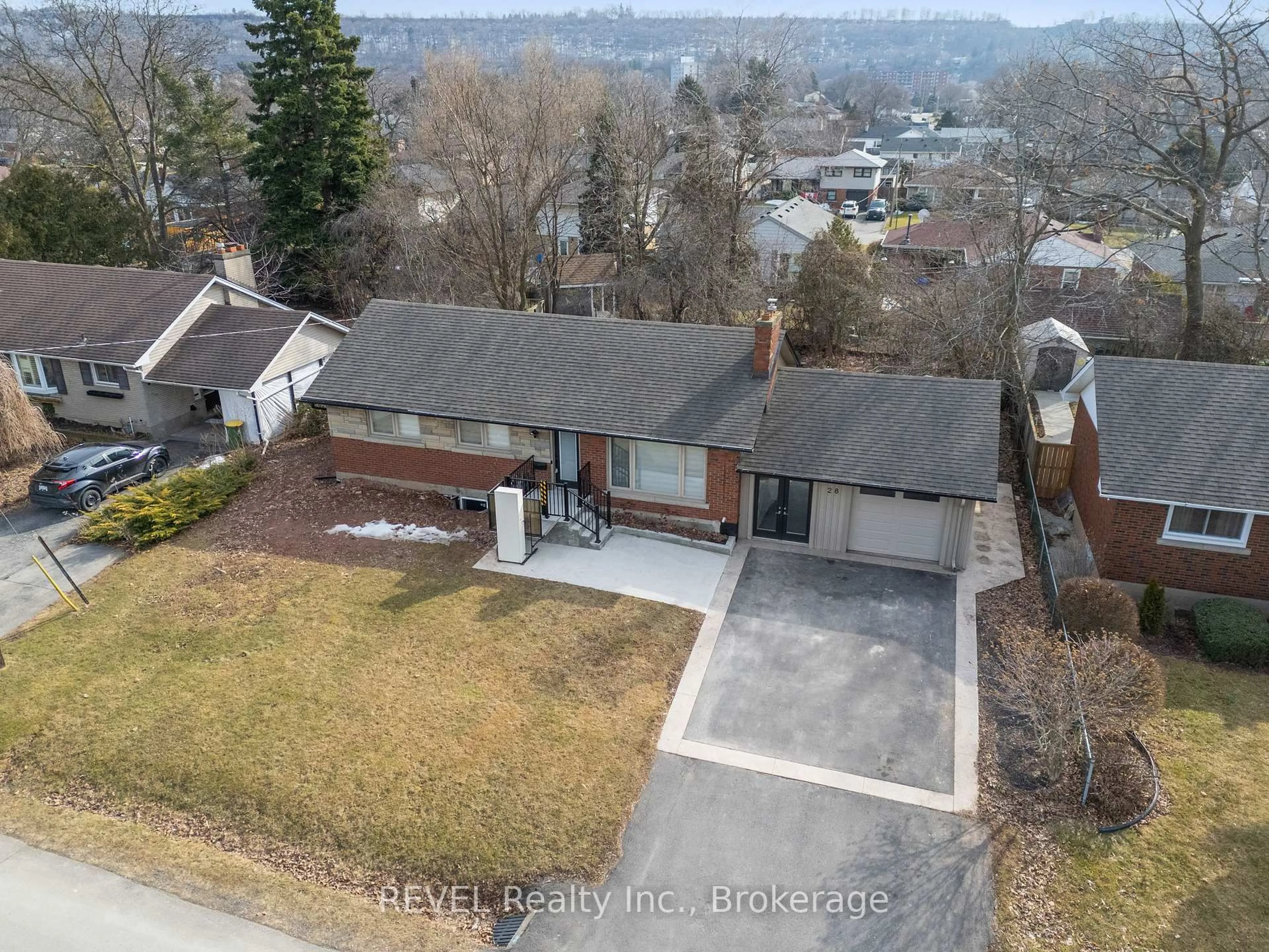 A pic from outside/outdoor area/front of a property/back of a property/a pic from drone, street for 28 Dale Ave, Hamilton Ontario L8G 3L9