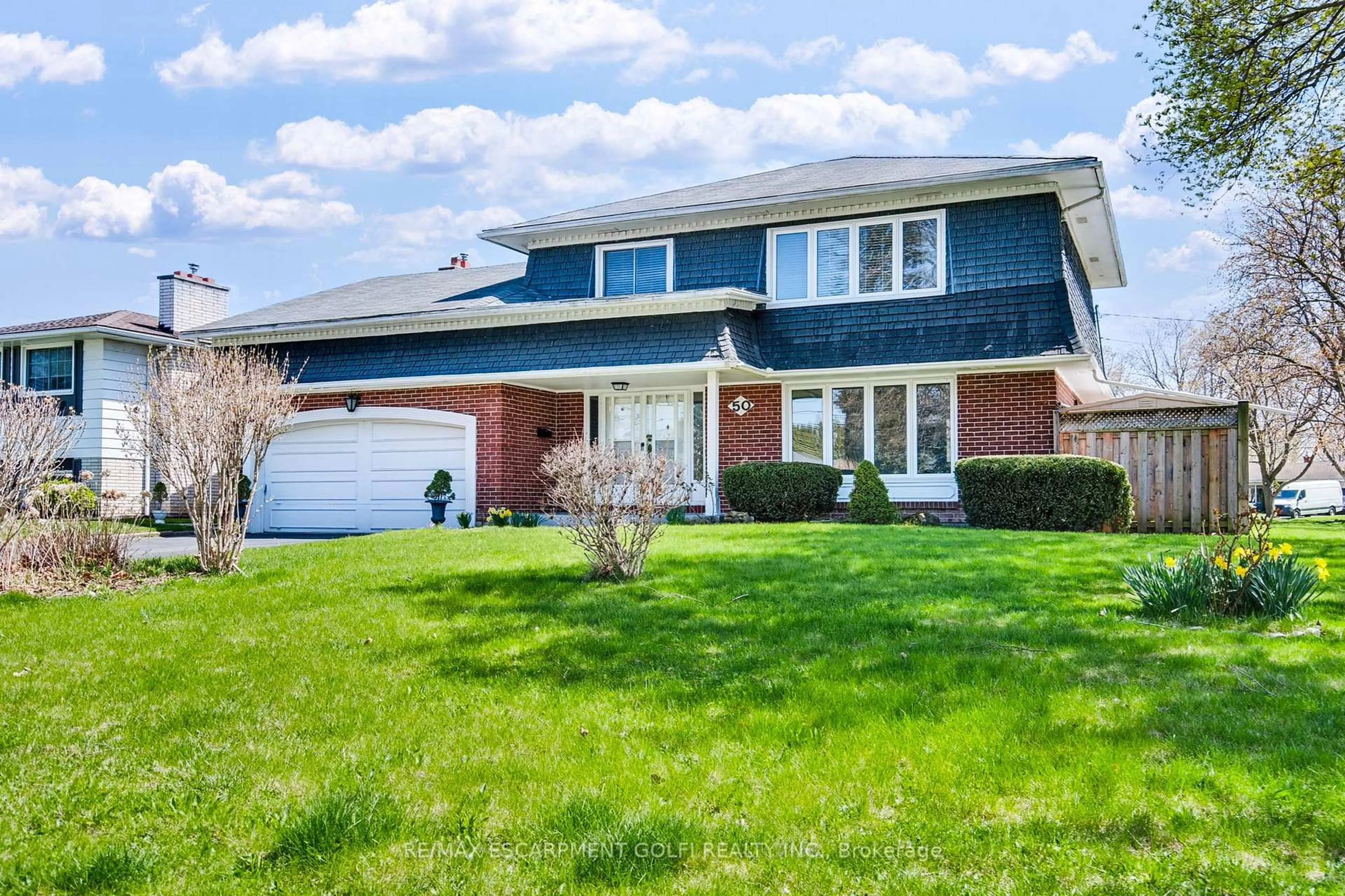 Home with vinyl exterior material, street for 50 Royal York Rd, St. Catharines Ontario L2N 2N9