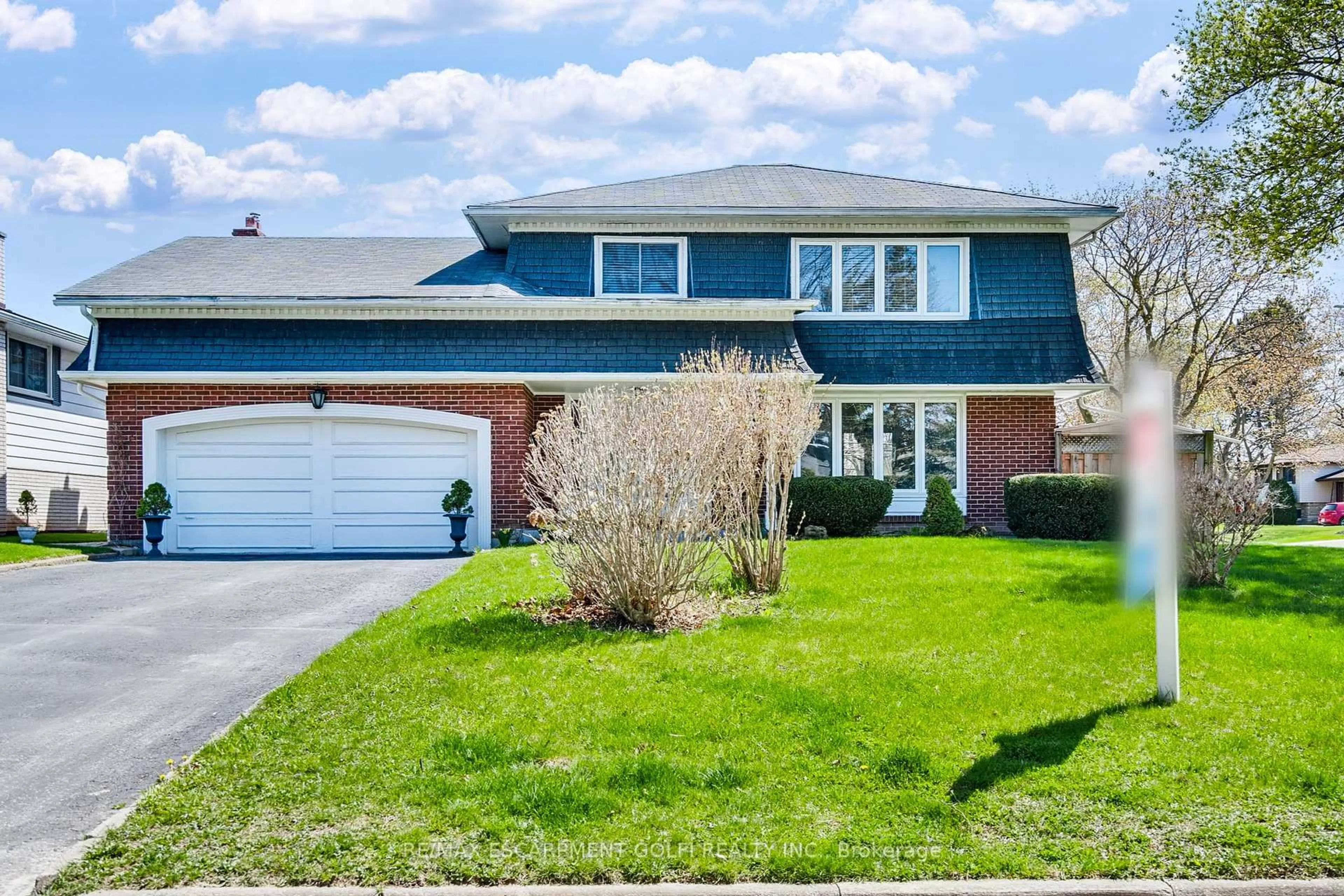 Home with vinyl exterior material, street for 50 Royal York Rd, St. Catharines Ontario L2N 2N9