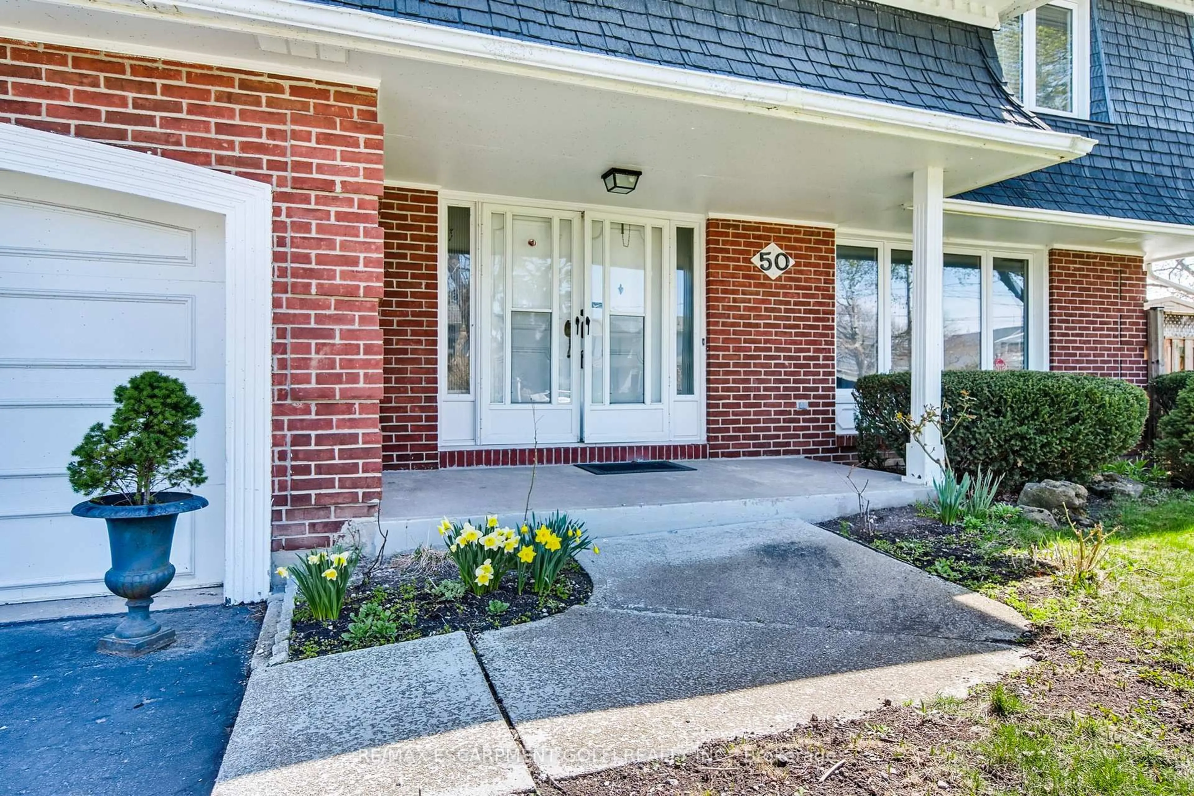 Home with brick exterior material, street for 50 Royal York Rd, St. Catharines Ontario L2N 2N9
