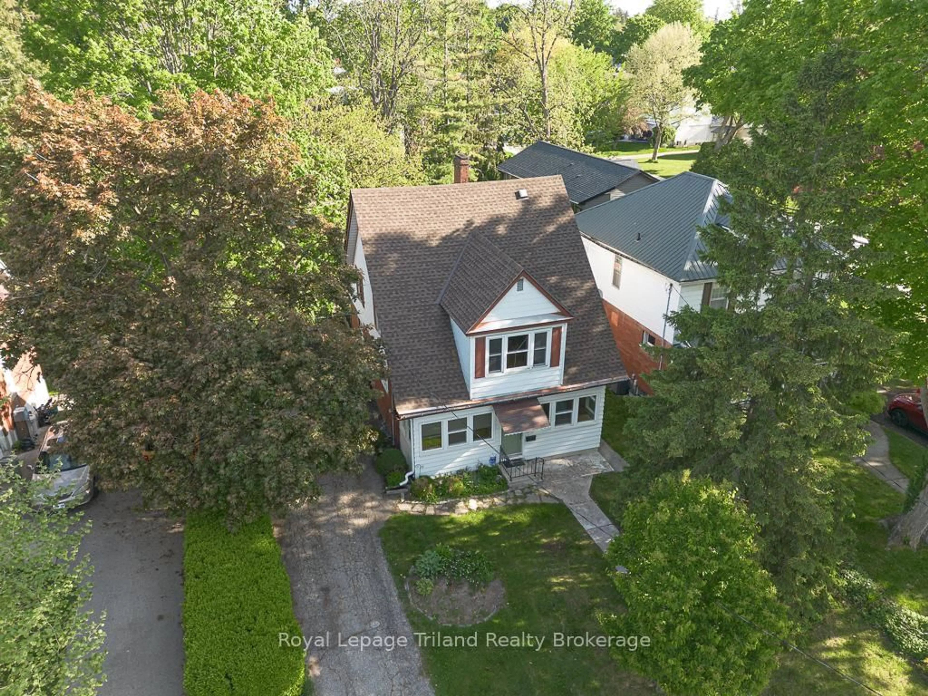 A pic from outside/outdoor area/front of a property/back of a property/a pic from drone, street for 381 Admiral St, Woodstock Ontario N4S 5A7