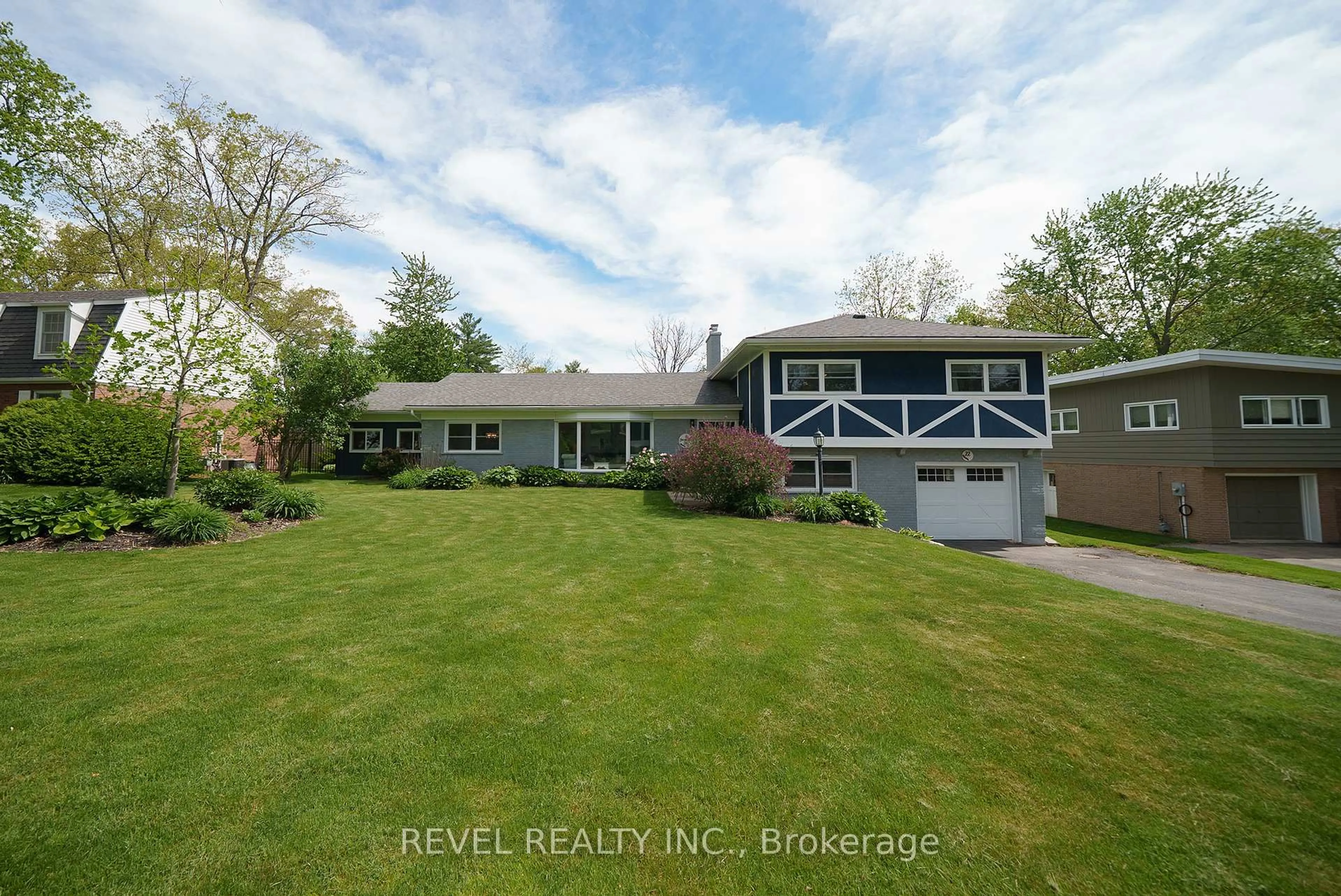 A pic from outside/outdoor area/front of a property/back of a property/a pic from drone, water/lake/river/ocean view for 22 Summerhayes Cres, Brantford Ontario N3R 5J1