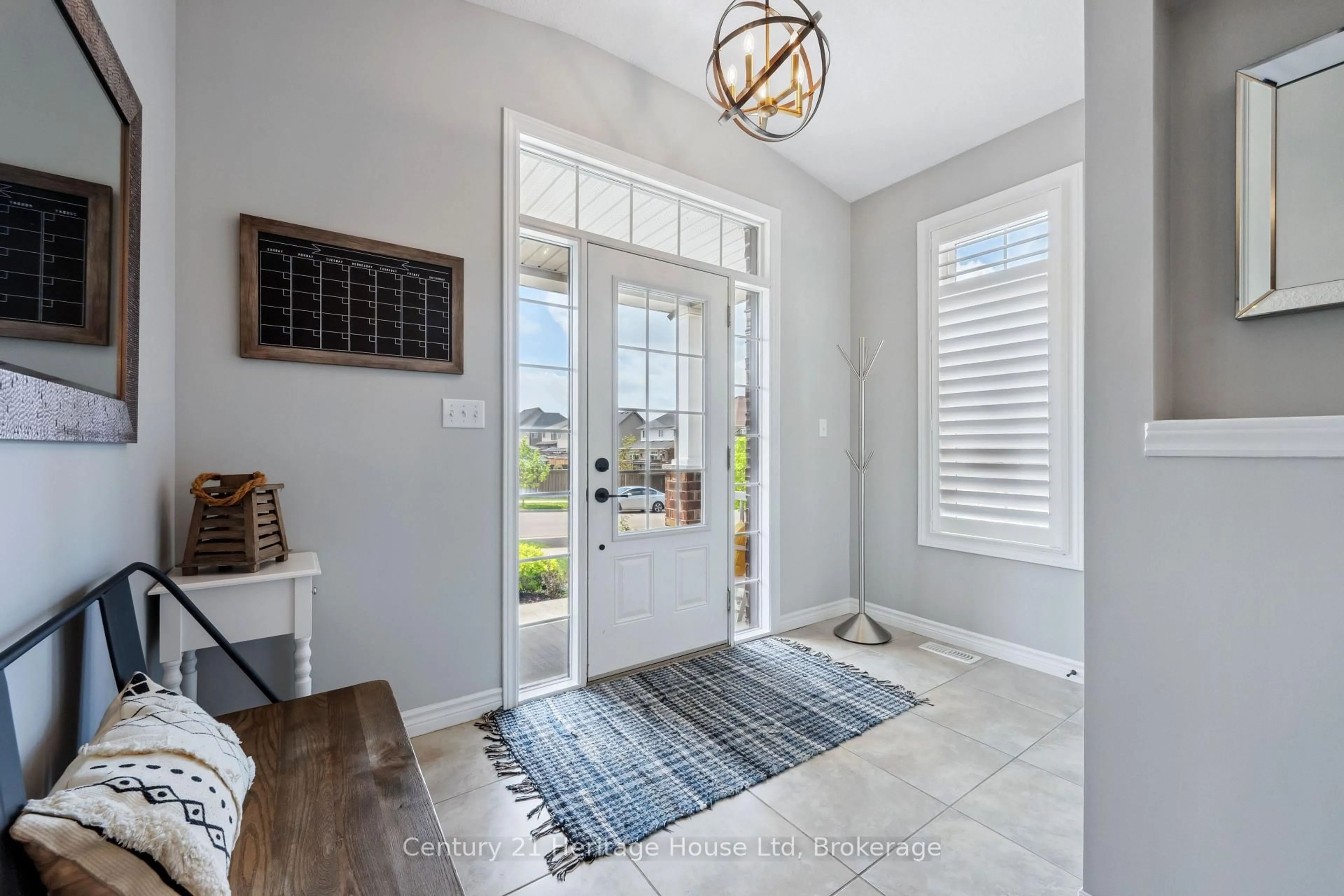 Indoor entryway for 220 Sammon Dr, Guelph/Eramosa Ontario N0B 2K0