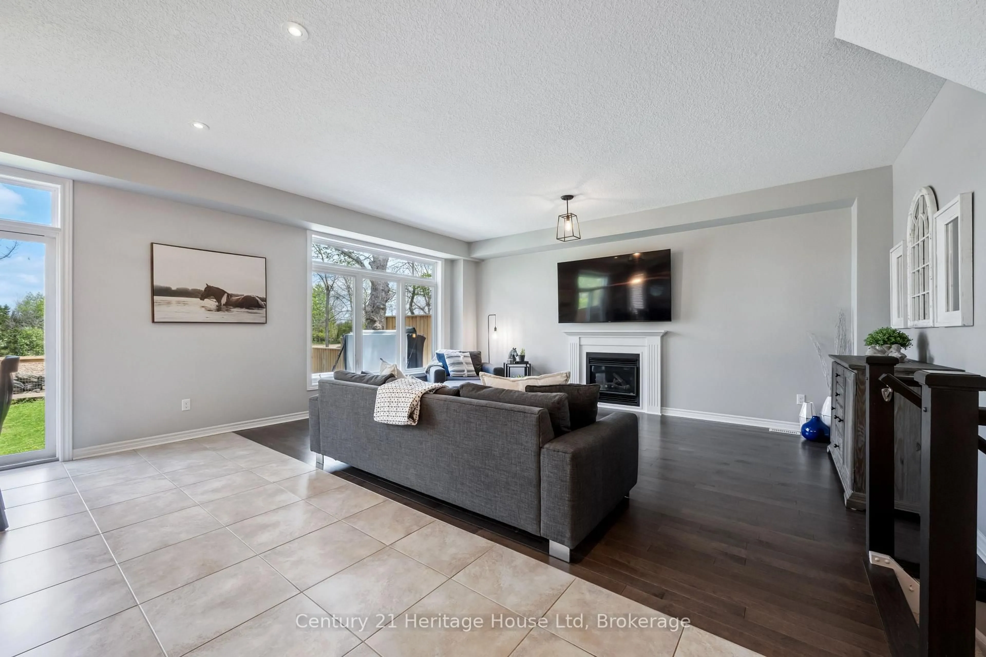 Living room with furniture, unknown for 220 Sammon Dr, Guelph/Eramosa Ontario N0B 2K0