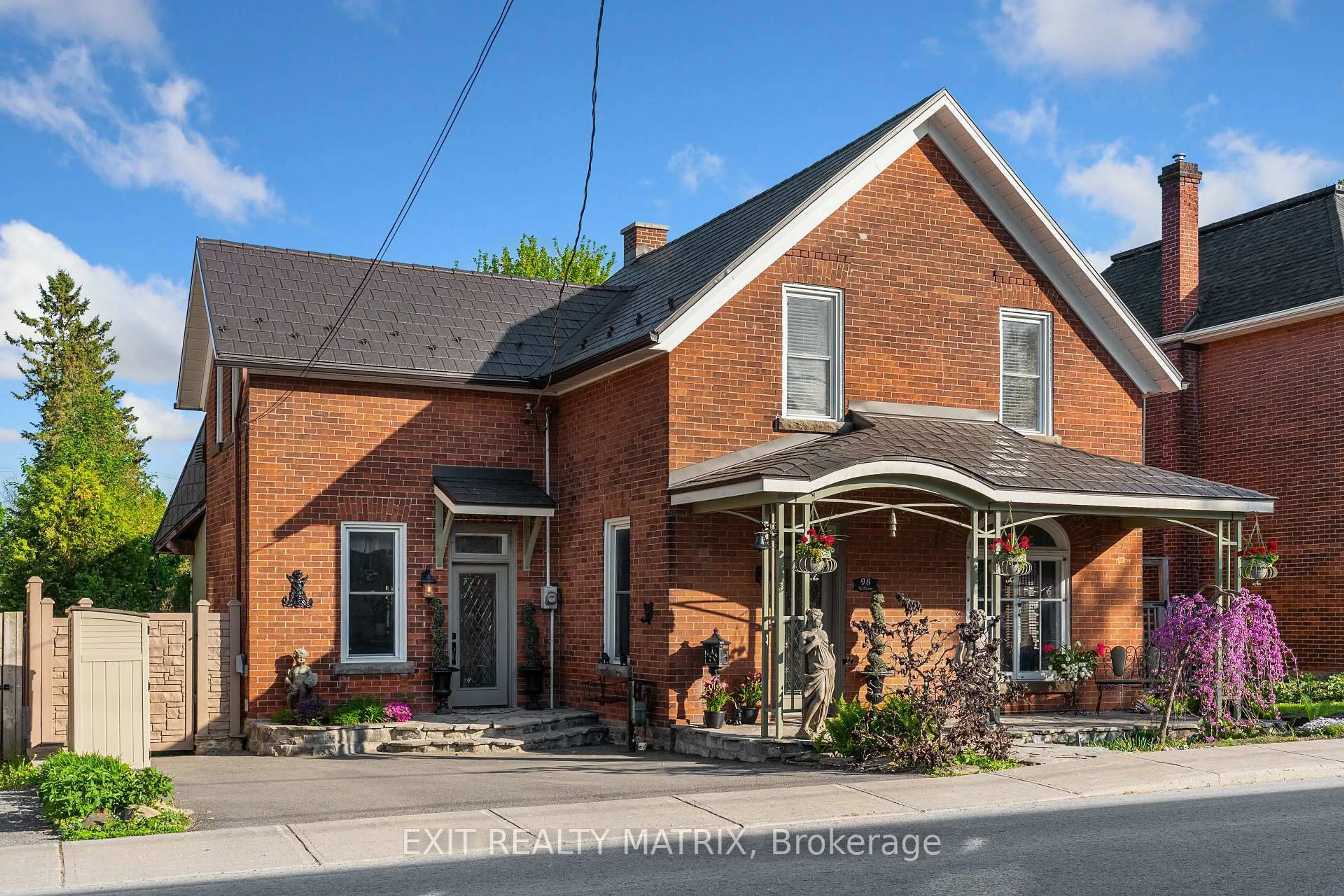 Home with brick exterior material, building for 98 William St, Carleton Place Ontario K7C 1X6