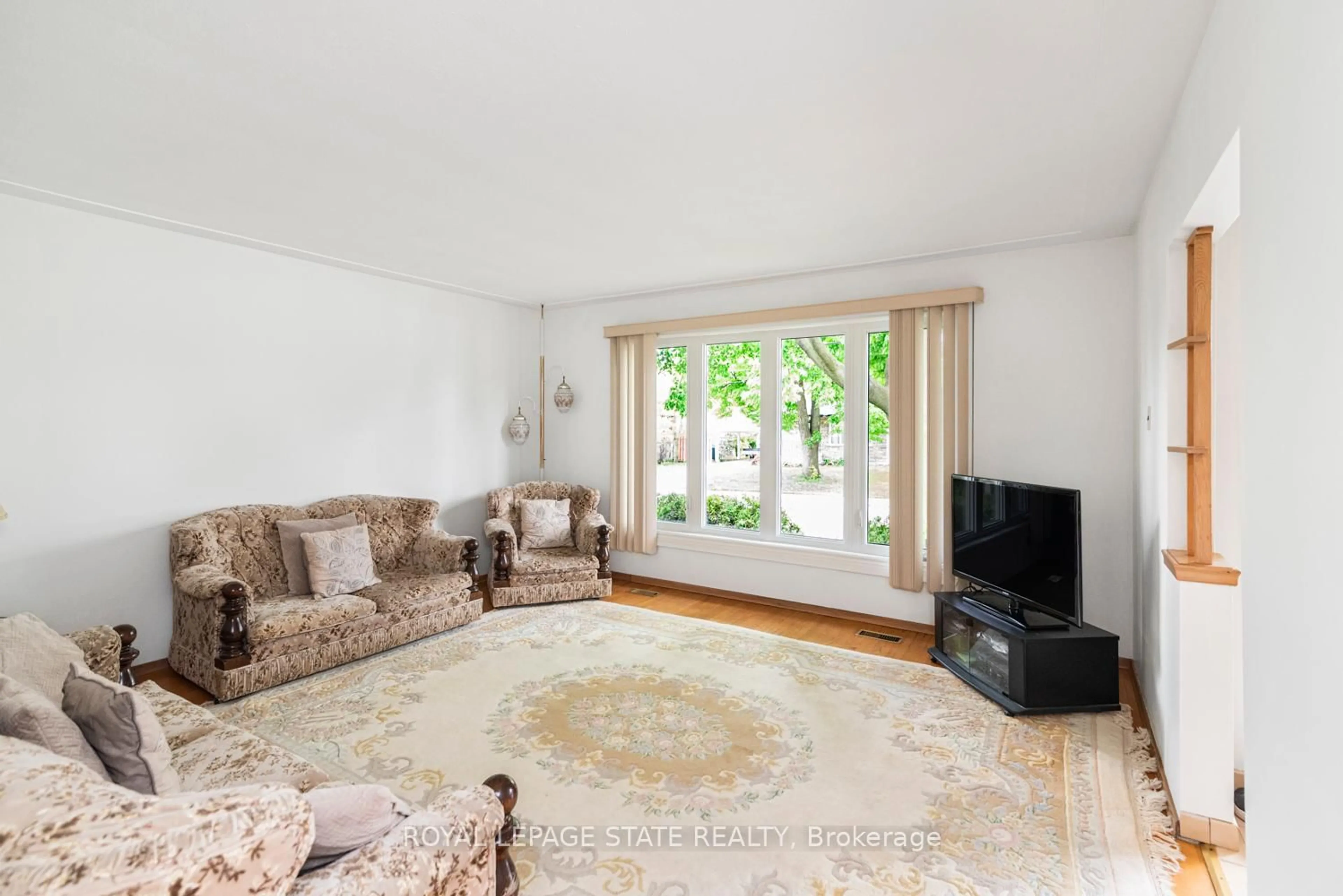 Living room with furniture, unknown for 30 Greeningdon Dr, Hamilton Ontario L9A 3A7