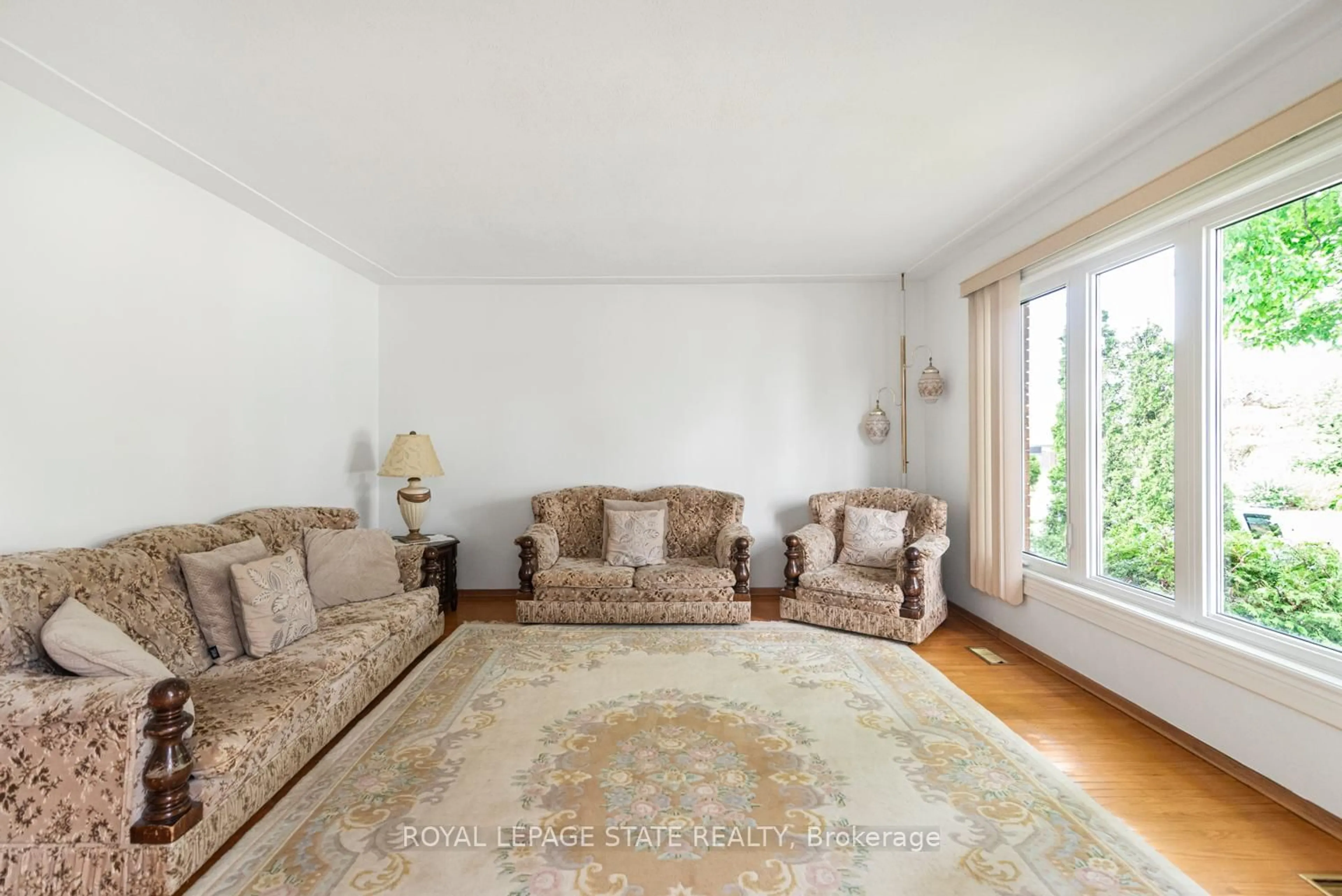 Living room with furniture, unknown for 30 Greeningdon Dr, Hamilton Ontario L9A 3A7