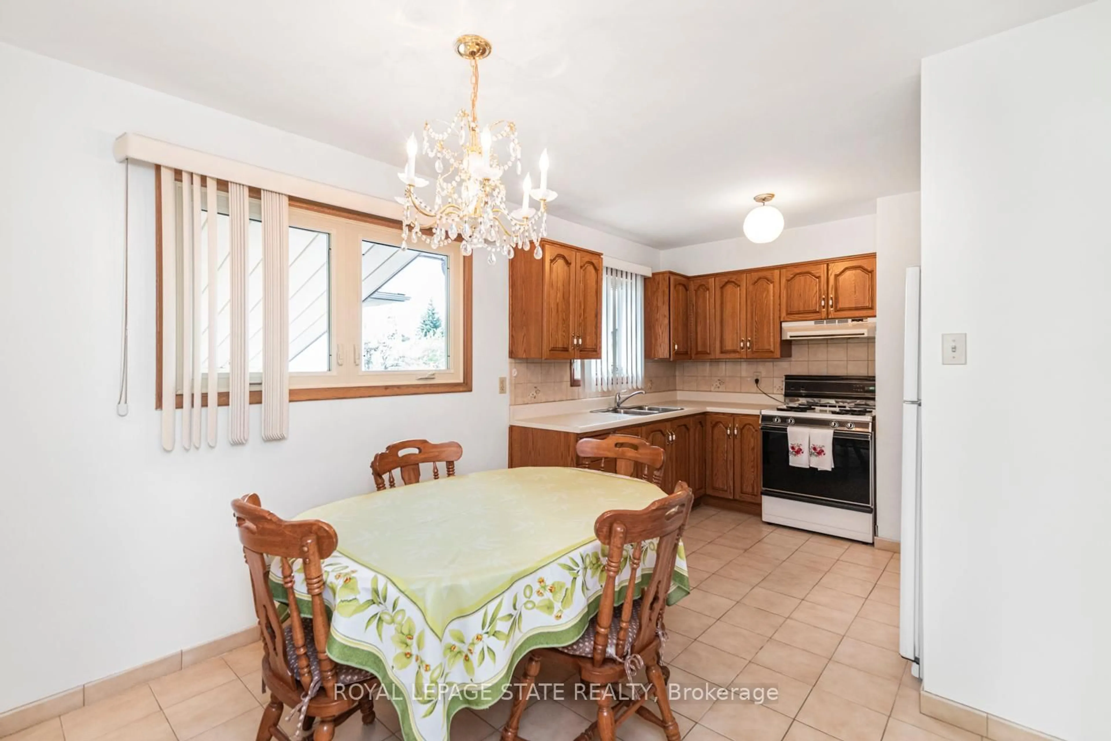Dining room, ceramic/tile floor for 30 Greeningdon Dr, Hamilton Ontario L9A 3A7