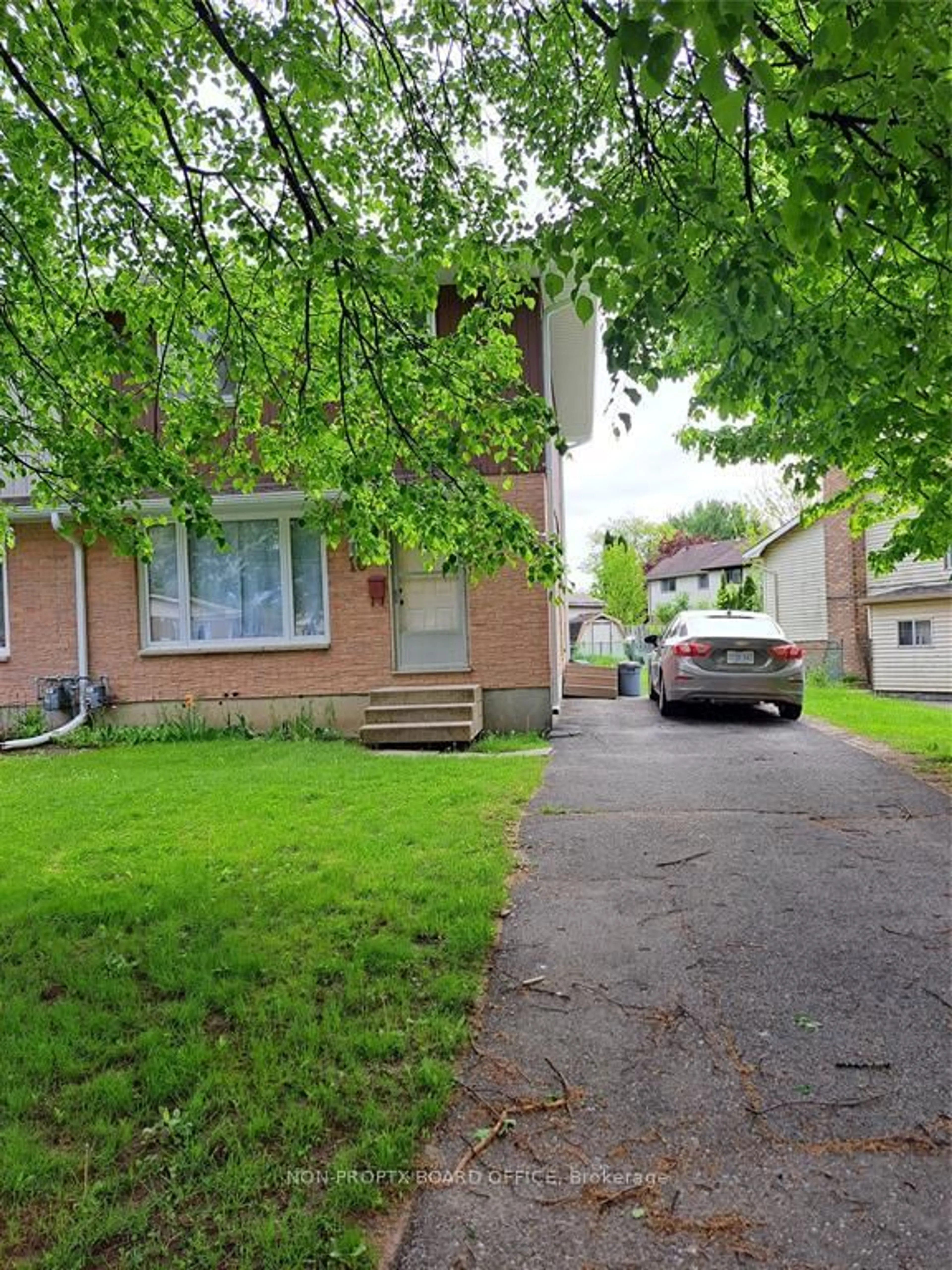Unknown for 10 Edgemere Cres, London South Ontario N5Z 4M5