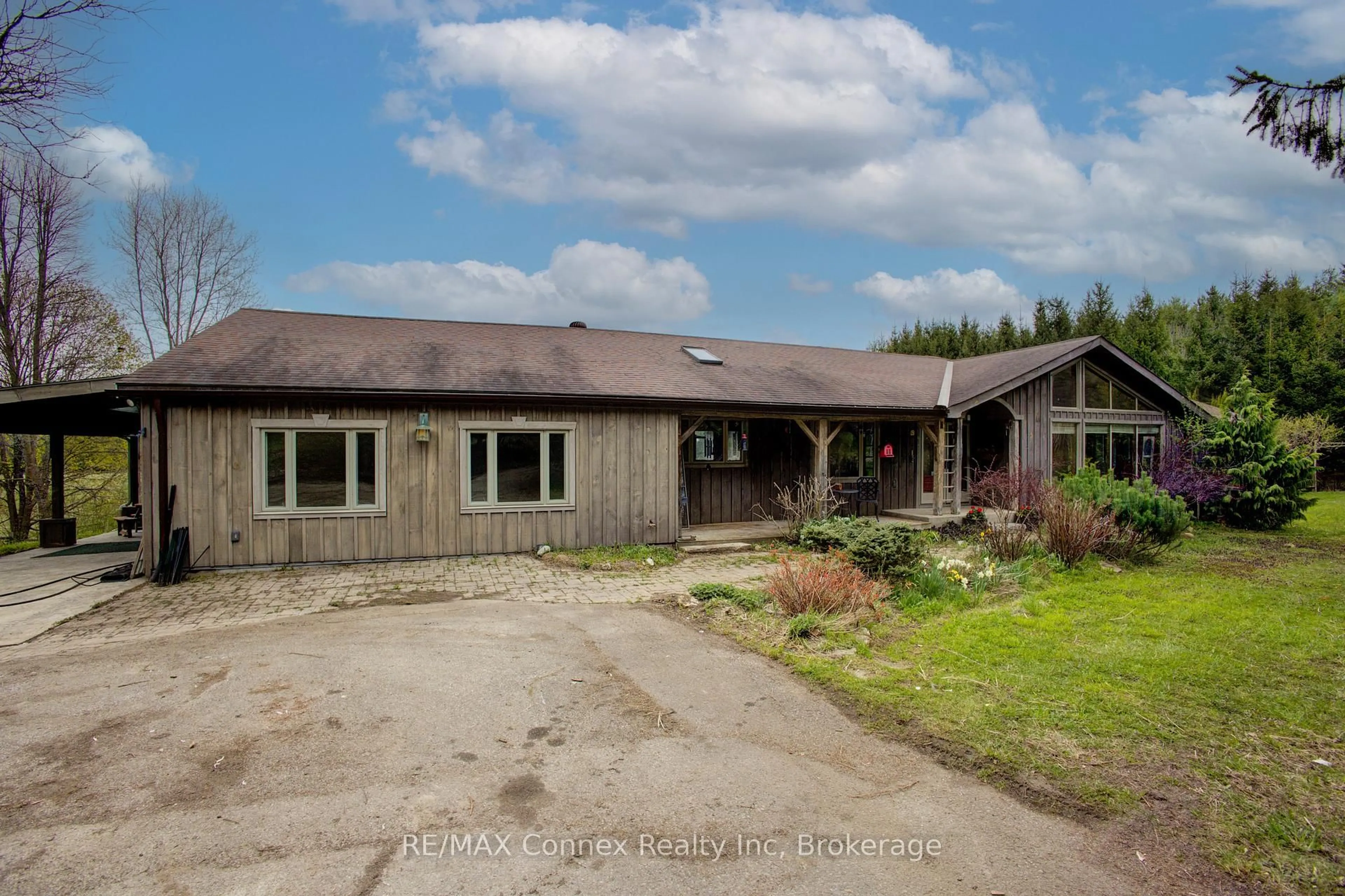A pic from outside/outdoor area/front of a property/back of a property/a pic from drone, building for 5297 Sixth Line, Guelph/Eramosa Ontario N0B 2K0