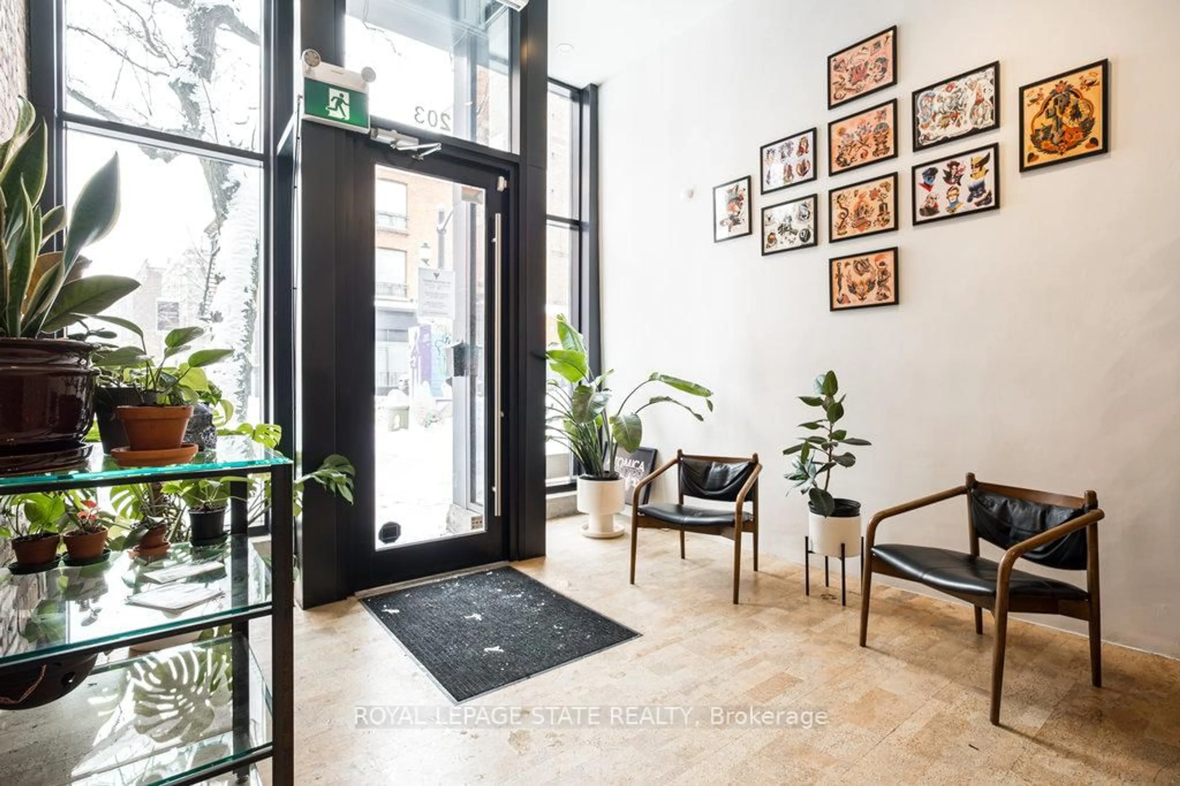 Indoor foyer for 203 King St, Hamilton Ontario L8N 1B3