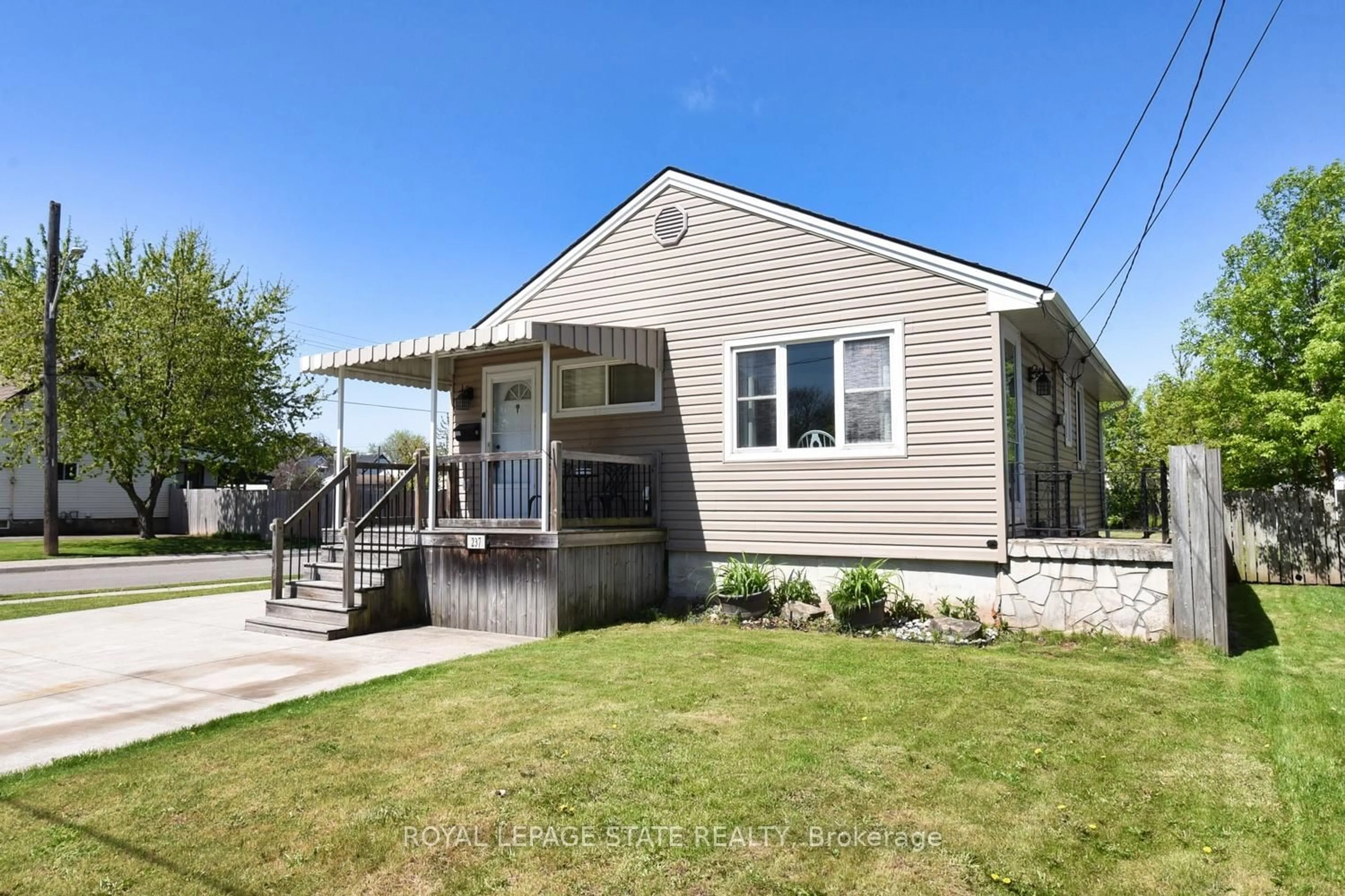 Home with vinyl exterior material, street for 237 Adair Ave, Hamilton Ontario L8H 6B3