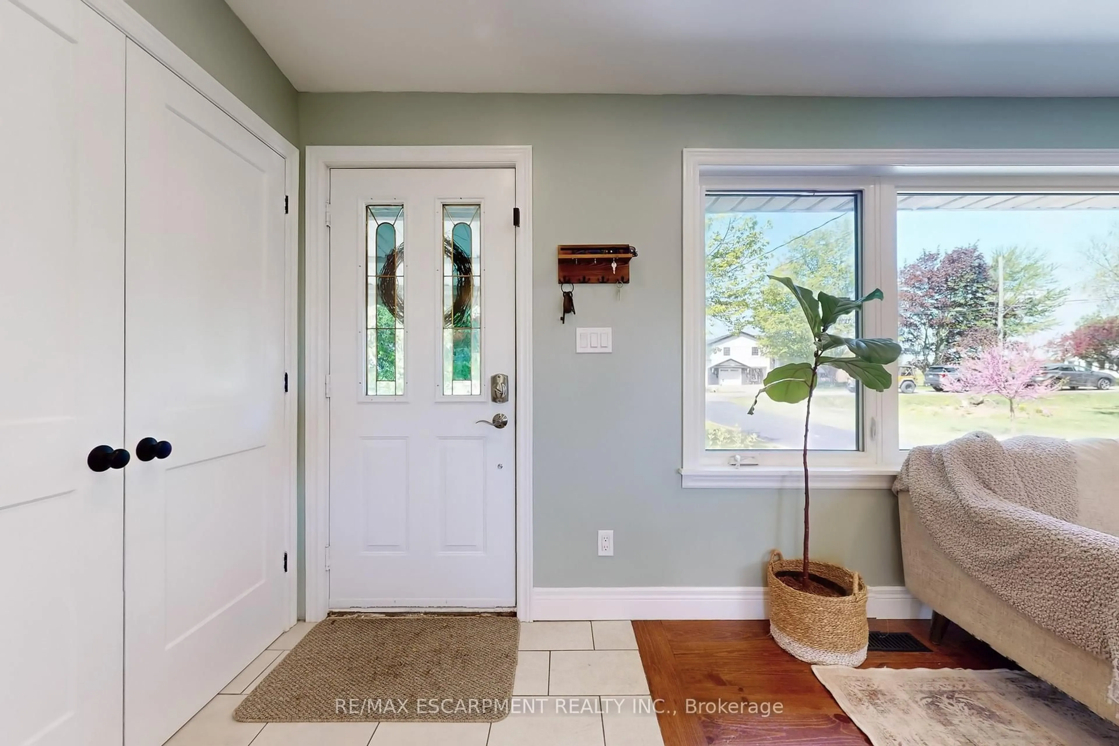 Indoor entryway for 14 Algonquin Ave, Hamilton Ontario L9H 7L2