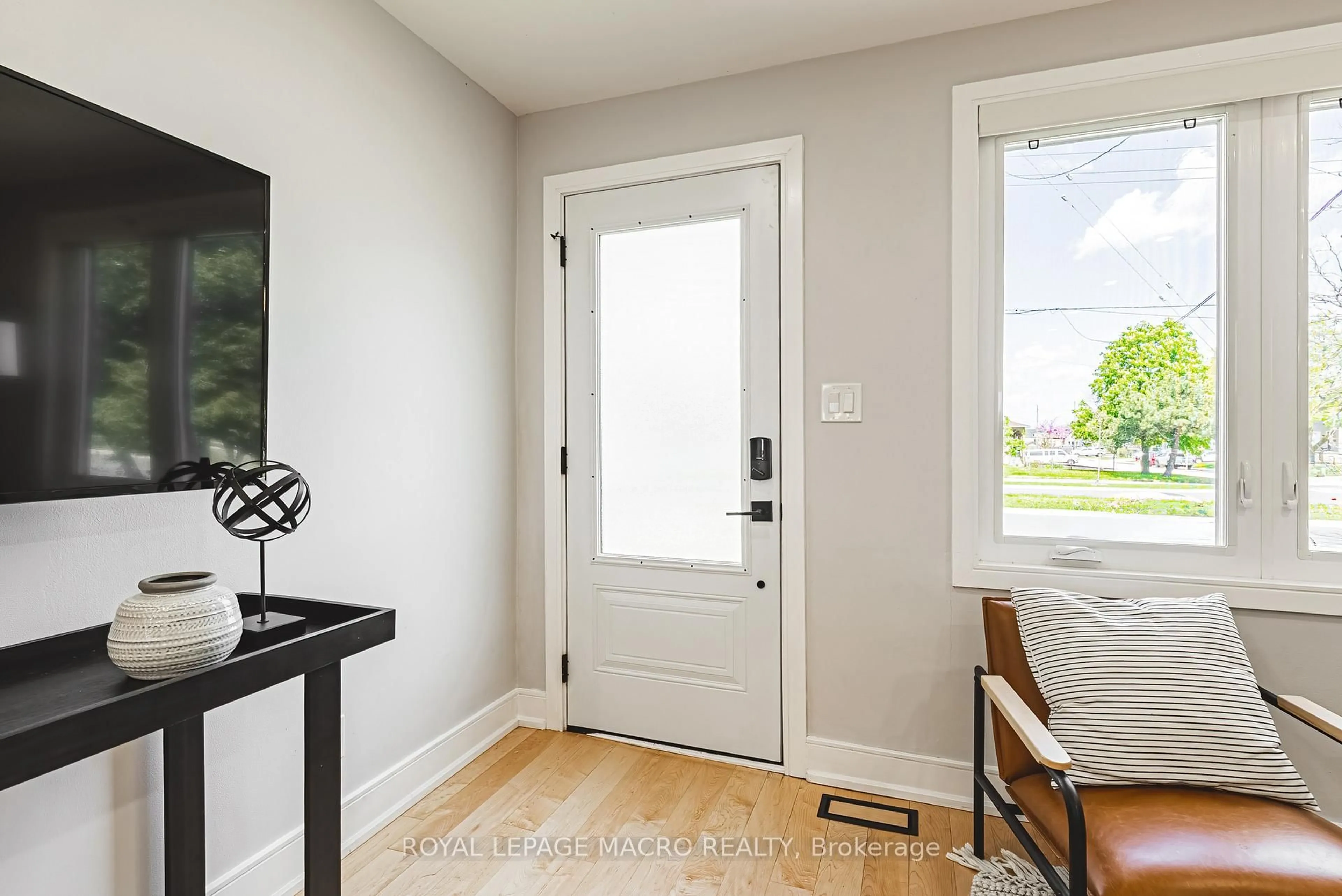 Indoor entryway for 2016 Barton St, Hamilton Ontario L8H 2Y8