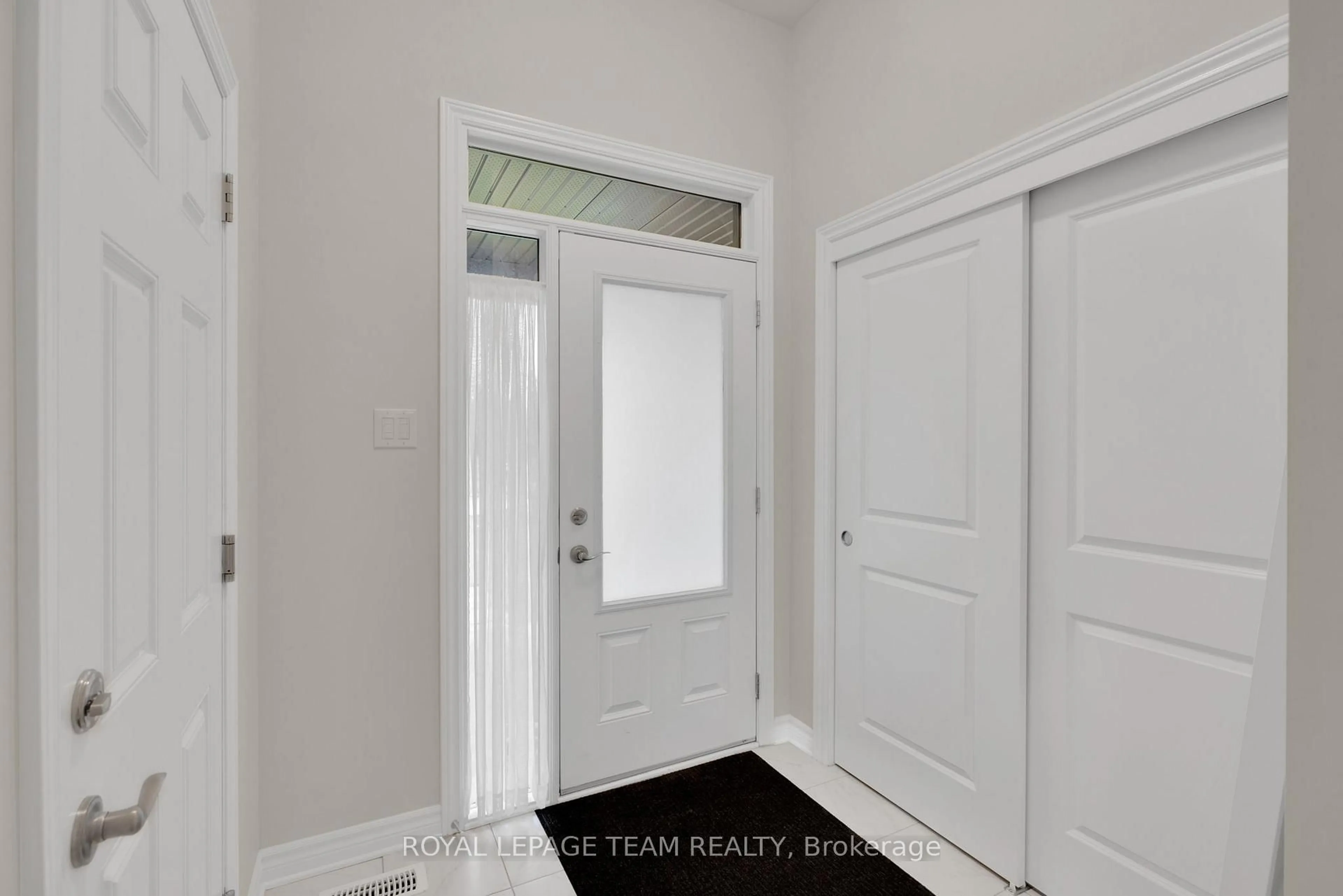 Indoor entryway for 130 Wabikon Cres, Ottawa Ontario K1X 0H8