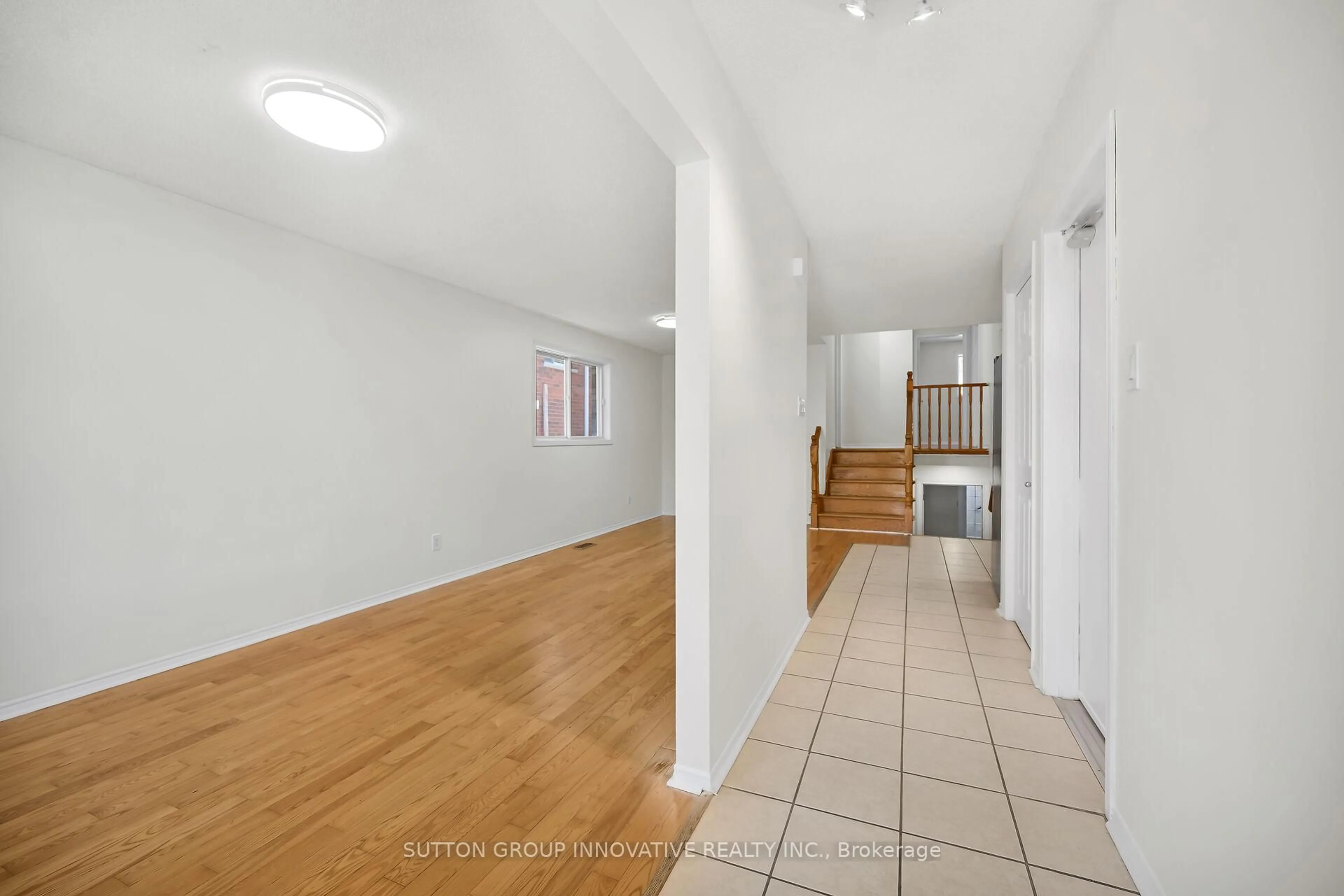 Indoor foyer for 107 Leggett Cres, Hamilton Ontario L8W 2A5