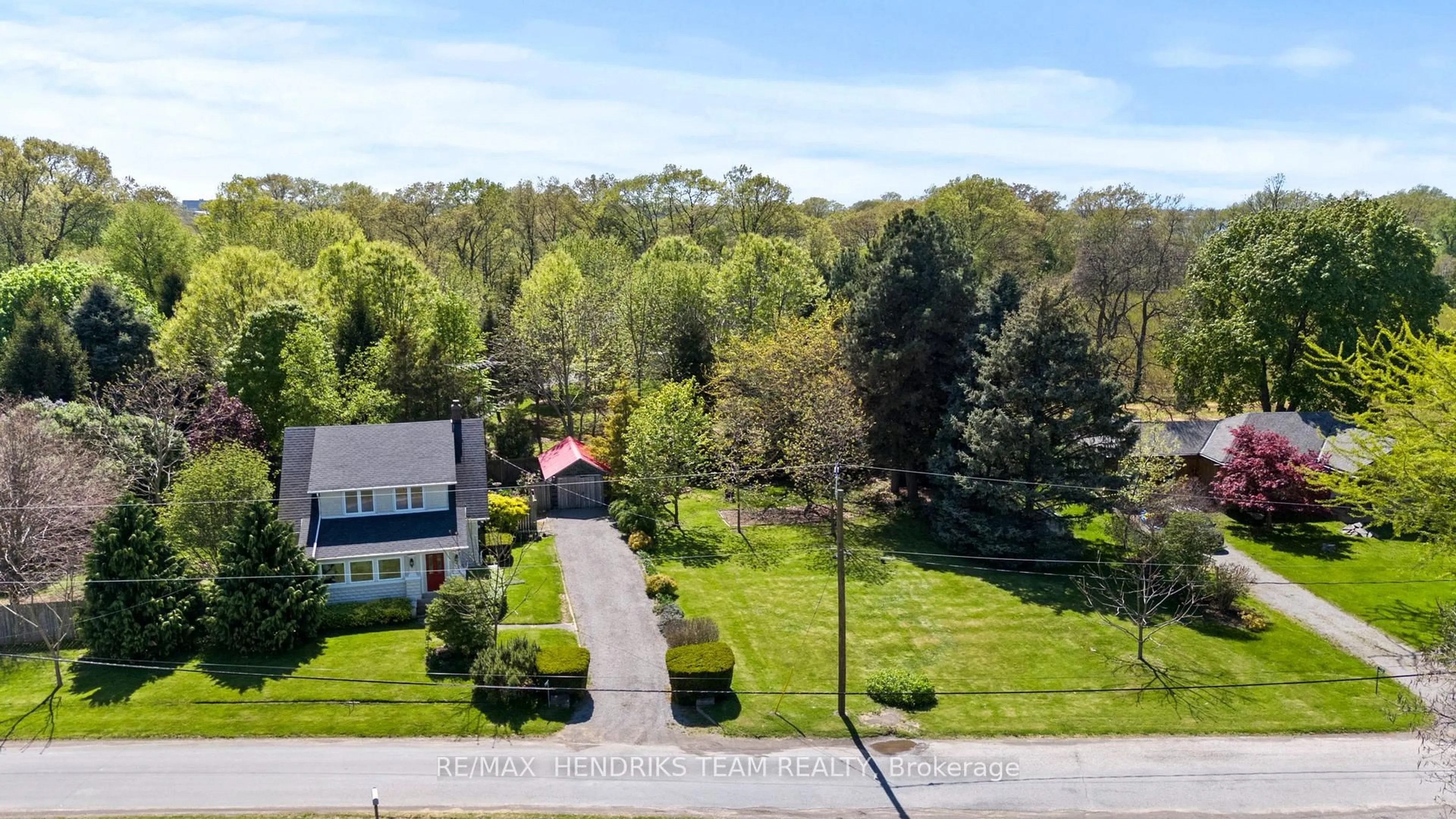 A pic from outside/outdoor area/front of a property/back of a property/a pic from drone, street for 1386 McNab Rd, Niagara-on-the-Lake Ontario L0S 1J0