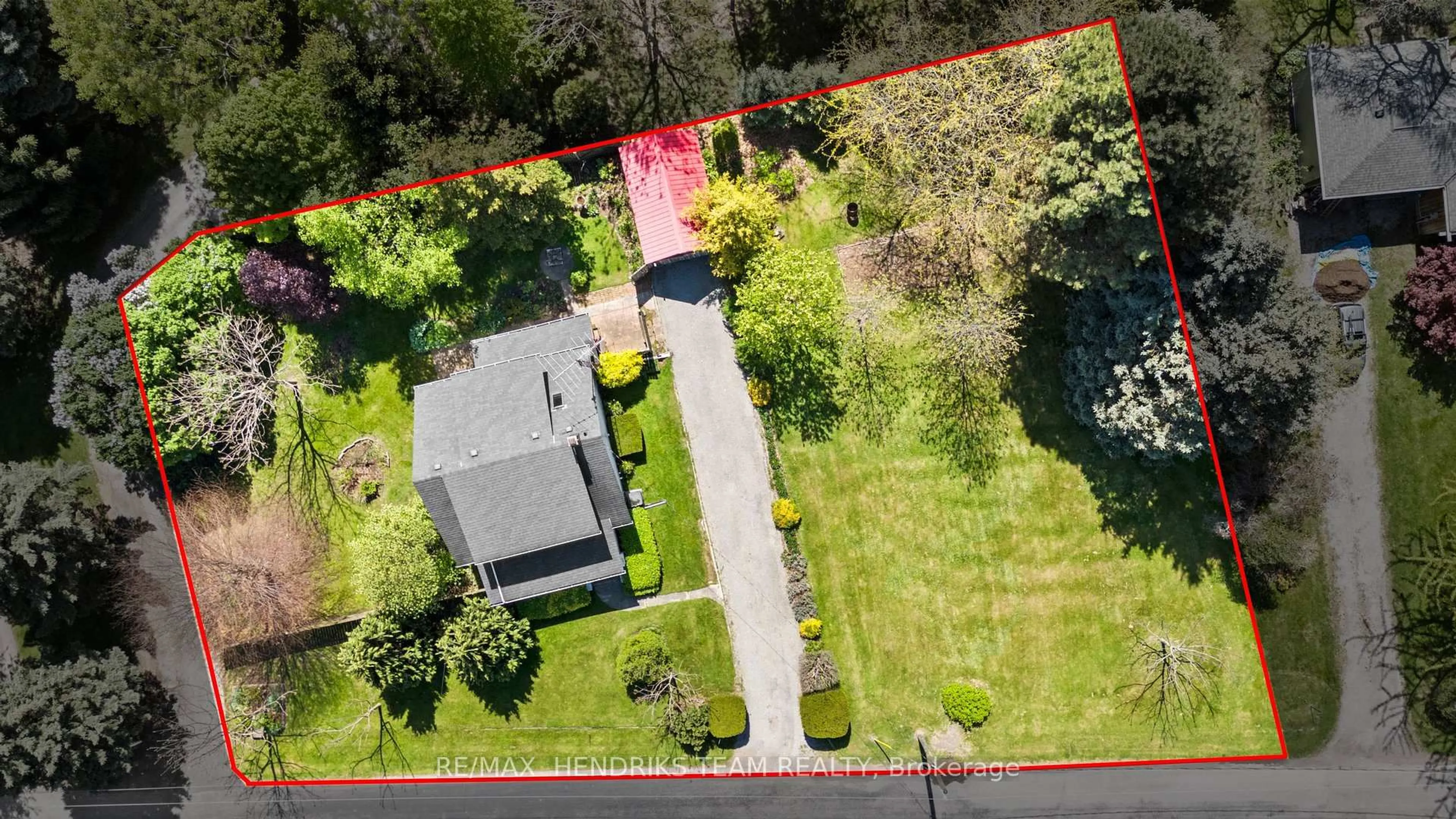 A pic from outside/outdoor area/front of a property/back of a property/a pic from drone, street for 1386 McNab Rd, Niagara-on-the-Lake Ontario L0S 1J0