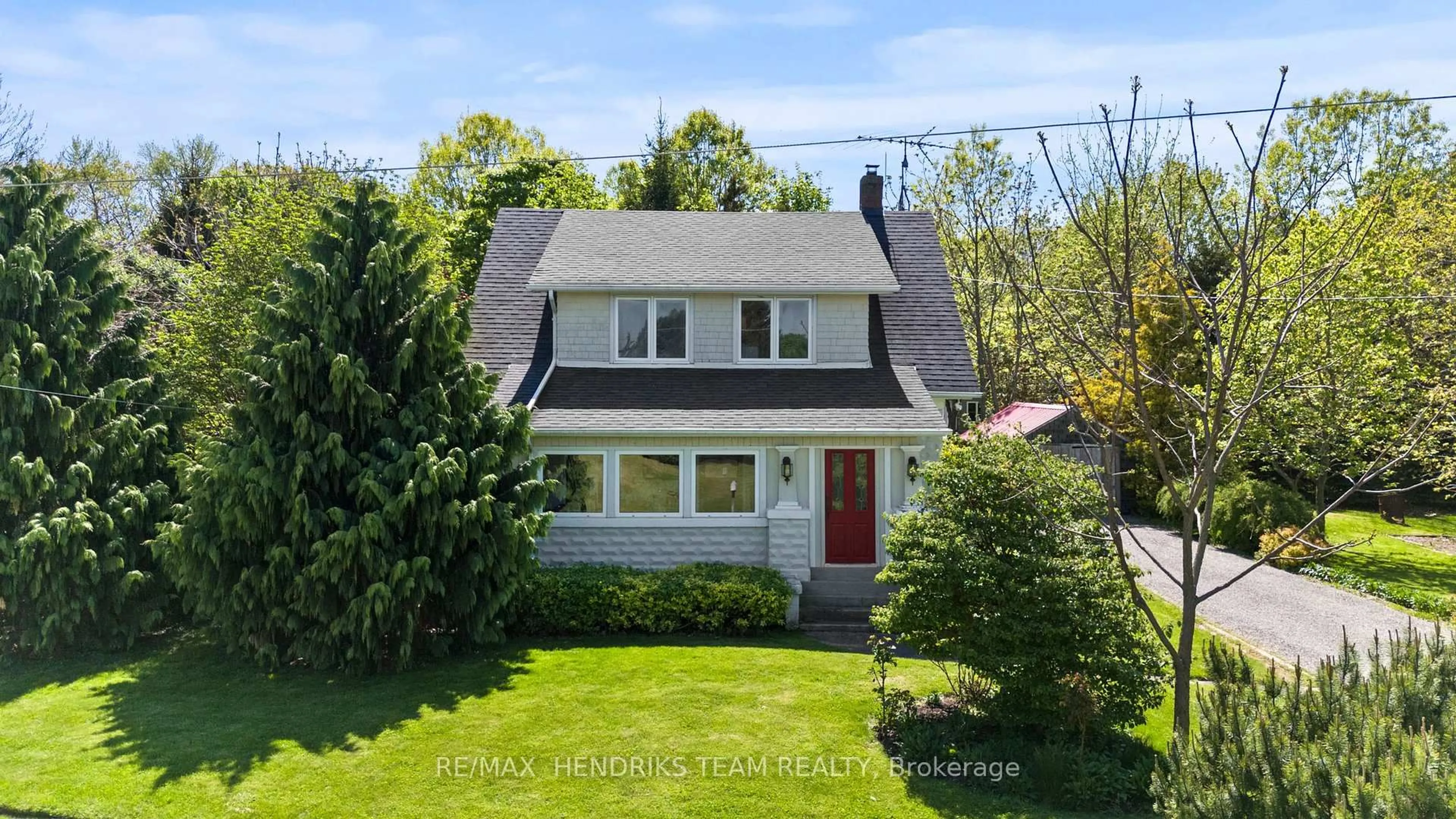 A pic from outside/outdoor area/front of a property/back of a property/a pic from drone, street for 1386 McNab Rd, Niagara-on-the-Lake Ontario L0S 1J0